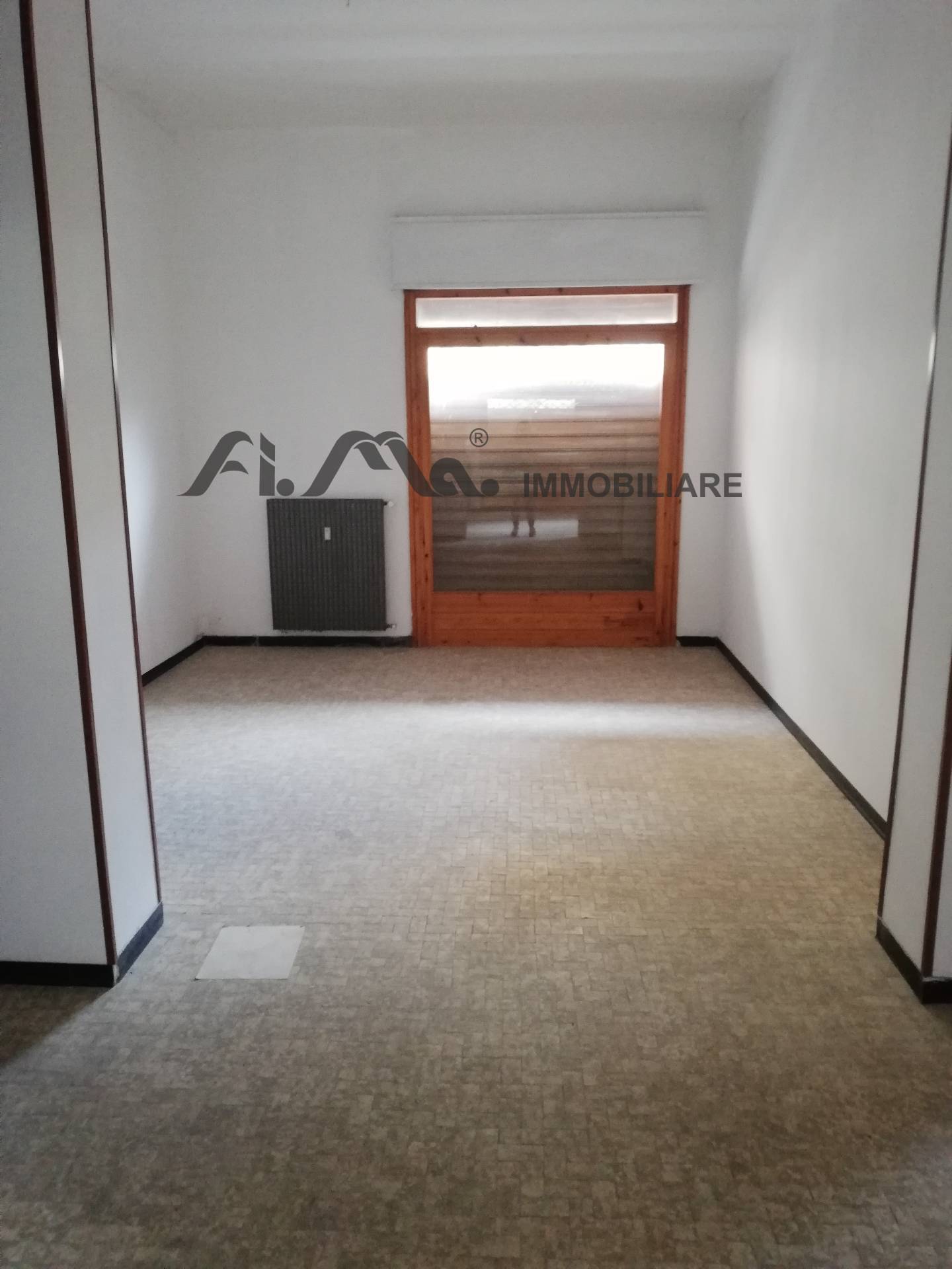 Locale commerciale in affitto a Quiliano, Valleggia