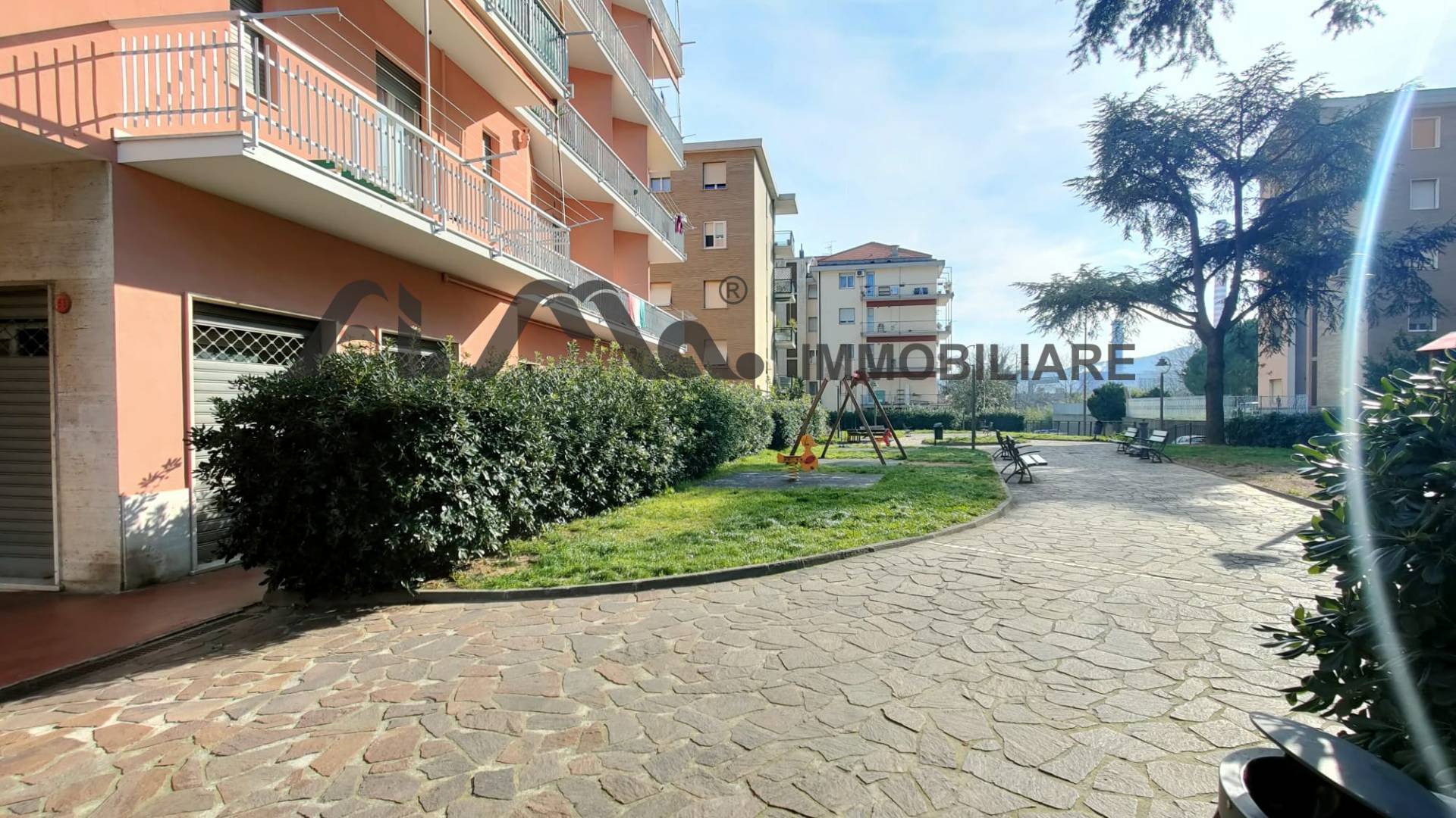 Locale commerciale in affitto a Quiliano, Valleggia