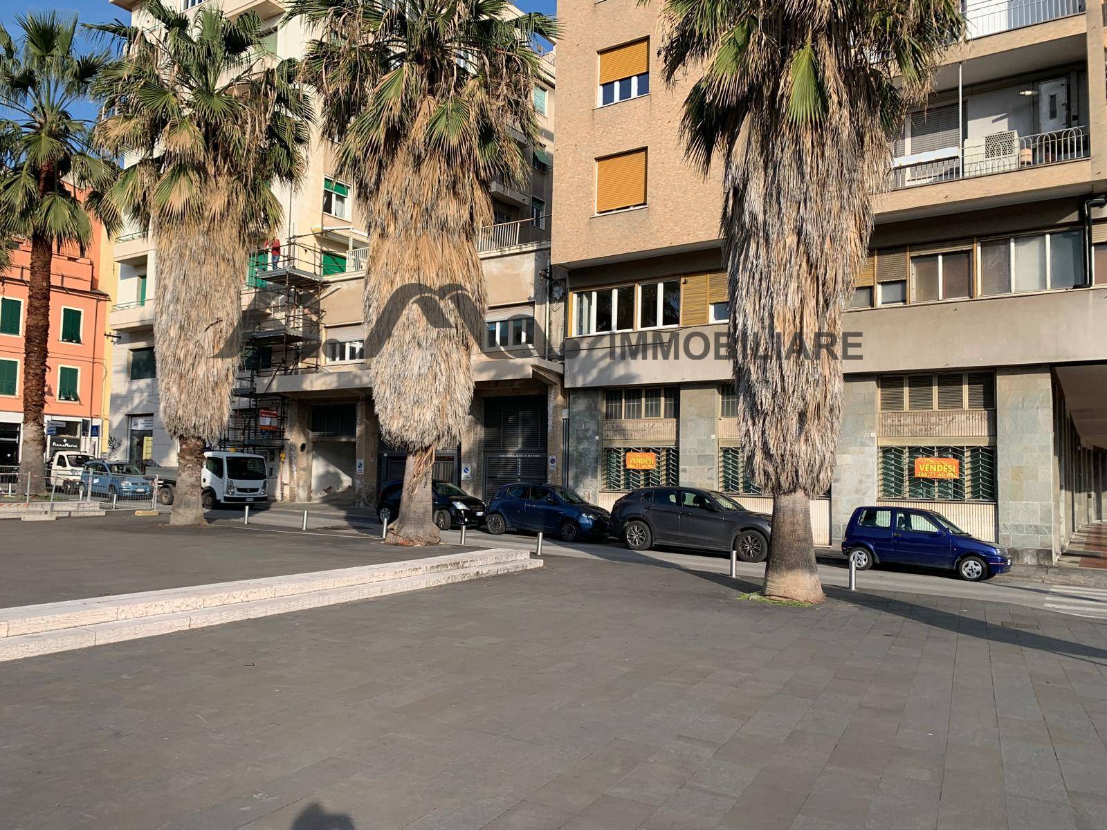 Locale commerciale in vendita a Savona, Darsena