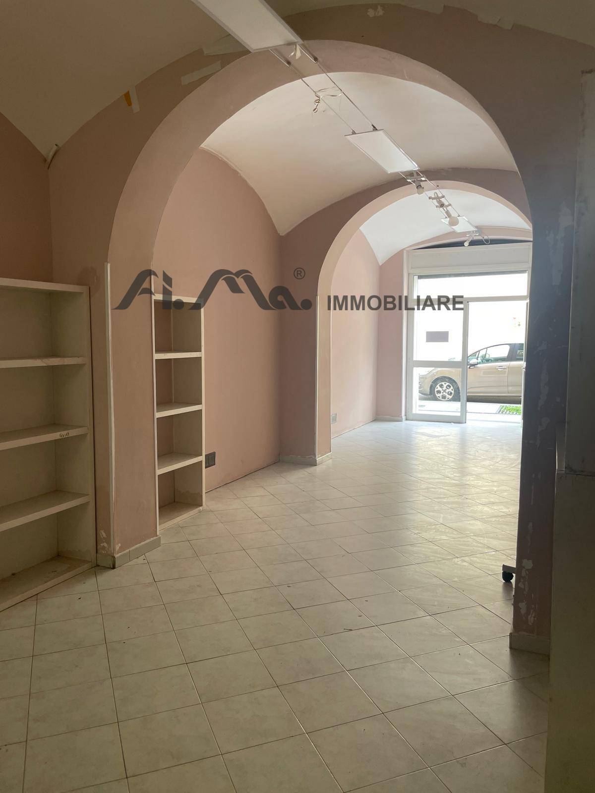 Locale commerciale in affitto a Savona, Centro