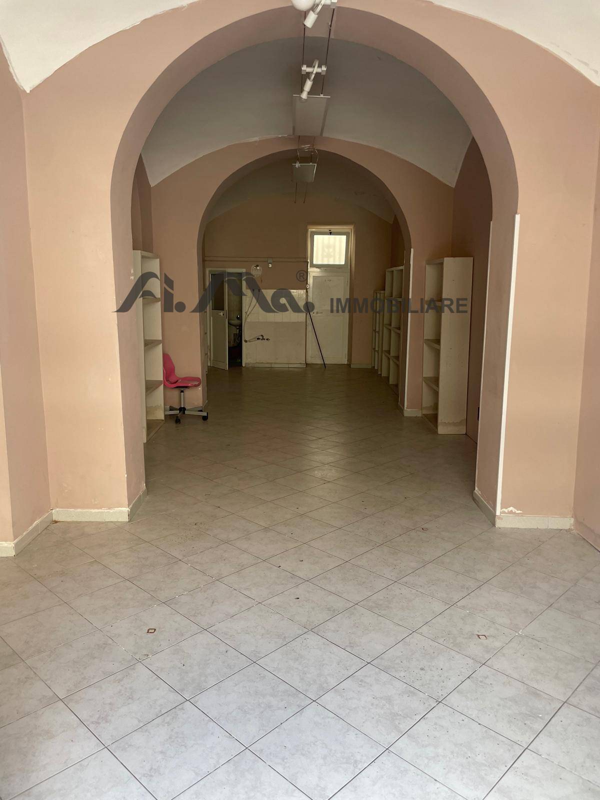 Locale commerciale in affitto a Savona, Centro