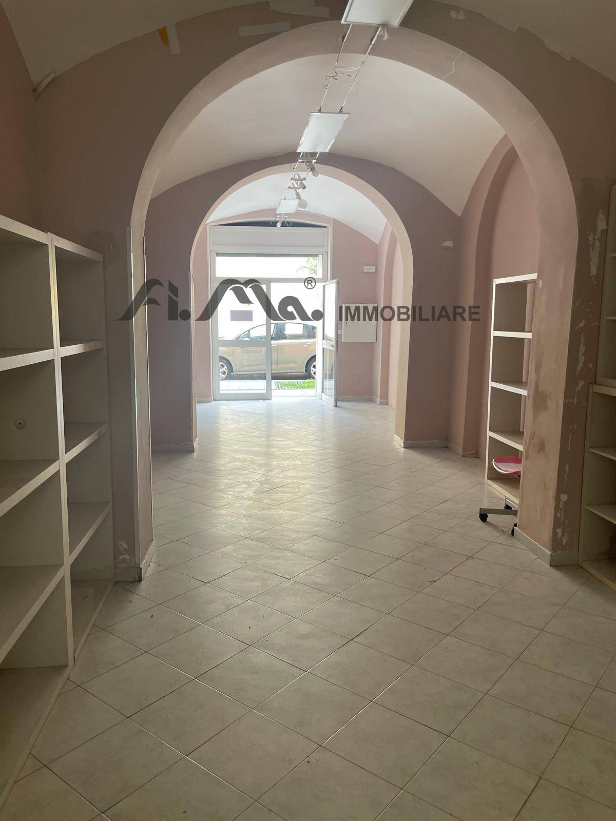 Locale commerciale in affitto a Savona, Centro