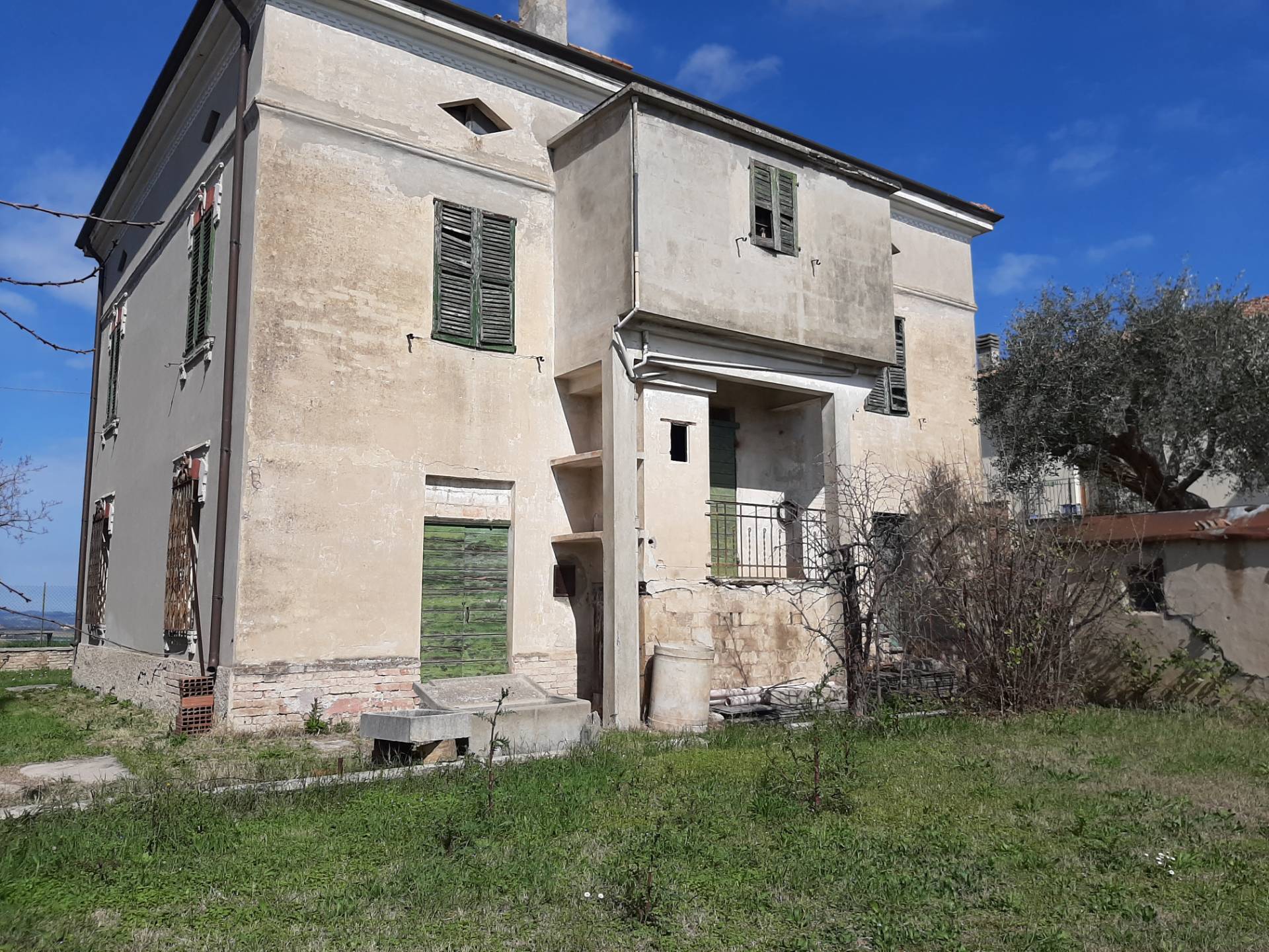 Casa indipendente da ristrutturare a San Costanzo