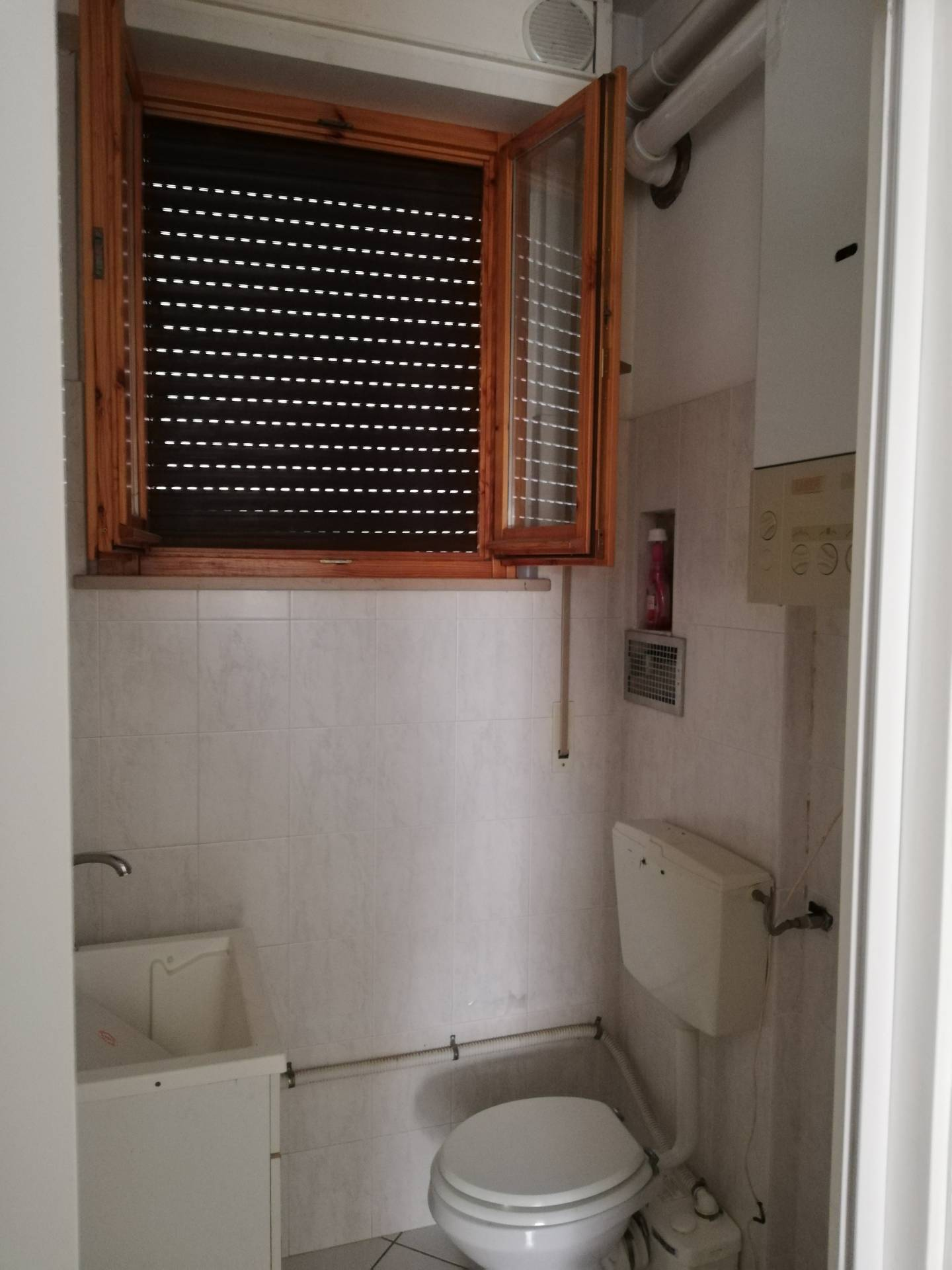 Locale commerciale in vendita a Cartoceto