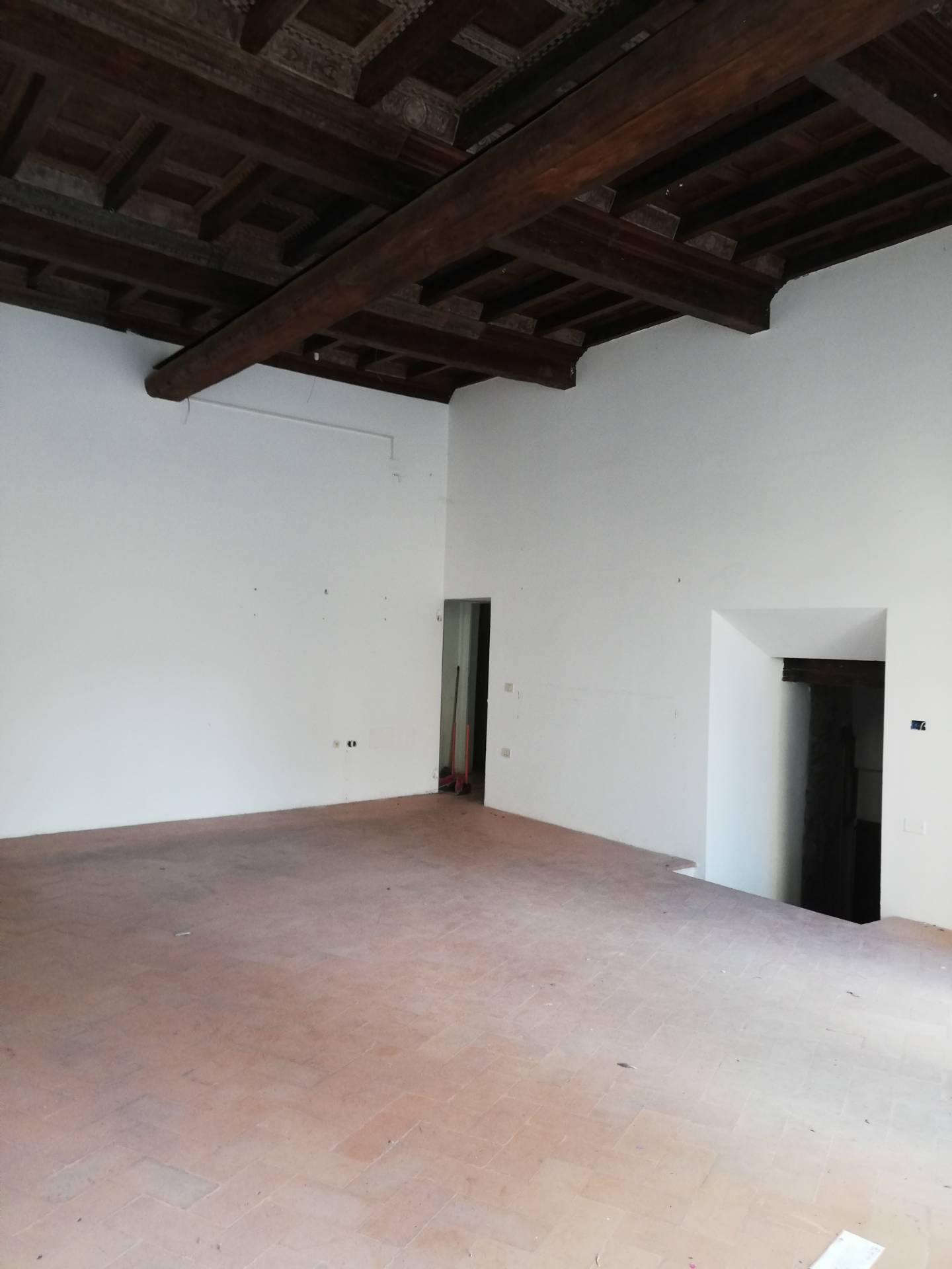 Locale commerciale in vendita a Fano