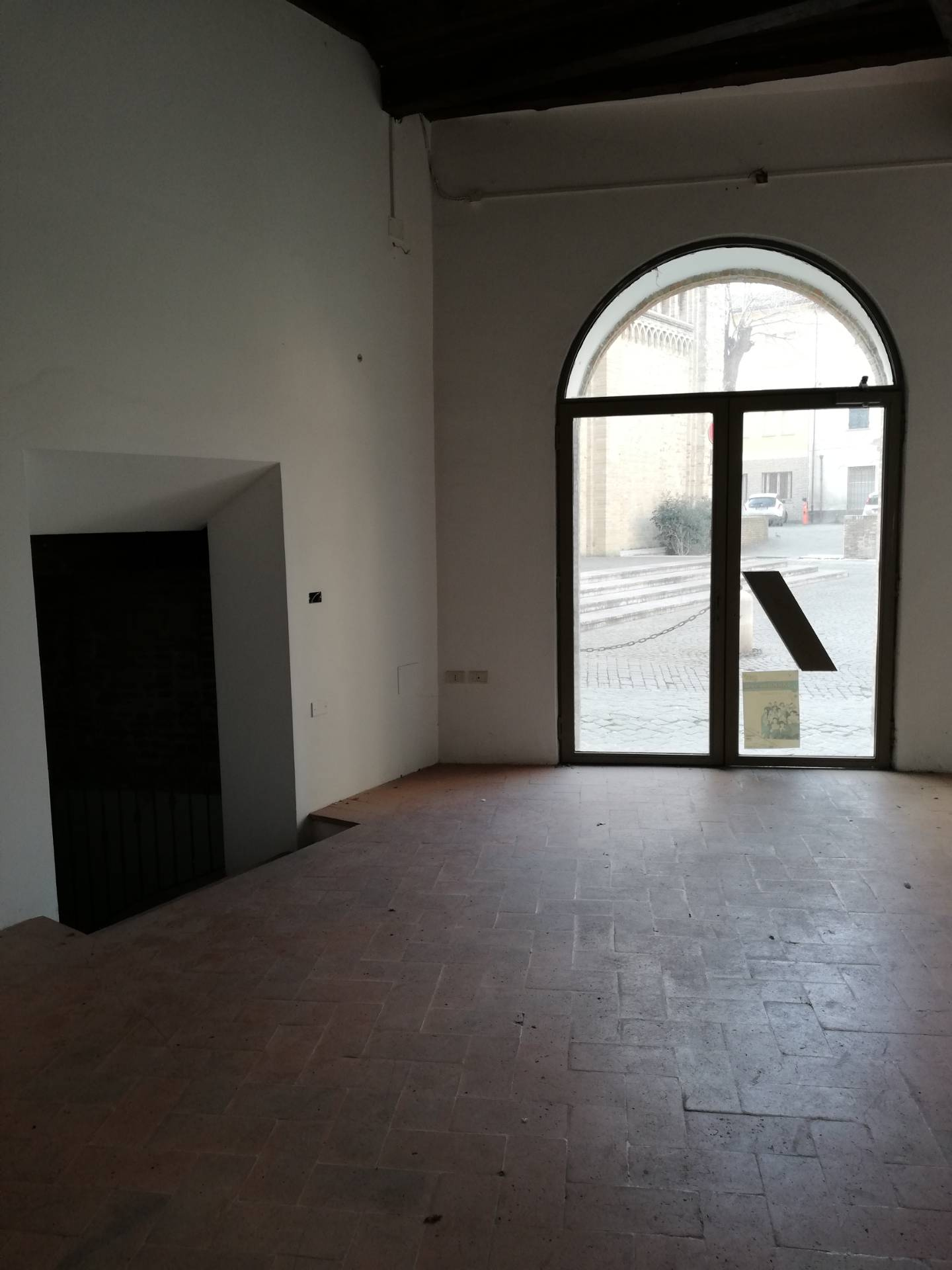 Locale commerciale in vendita a Fano