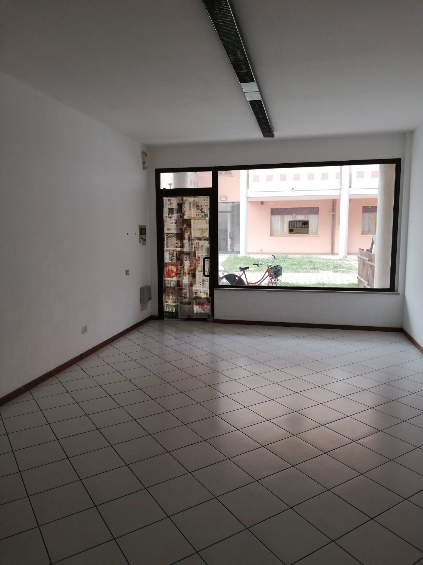 Locale commerciale in vendita a Cartoceto