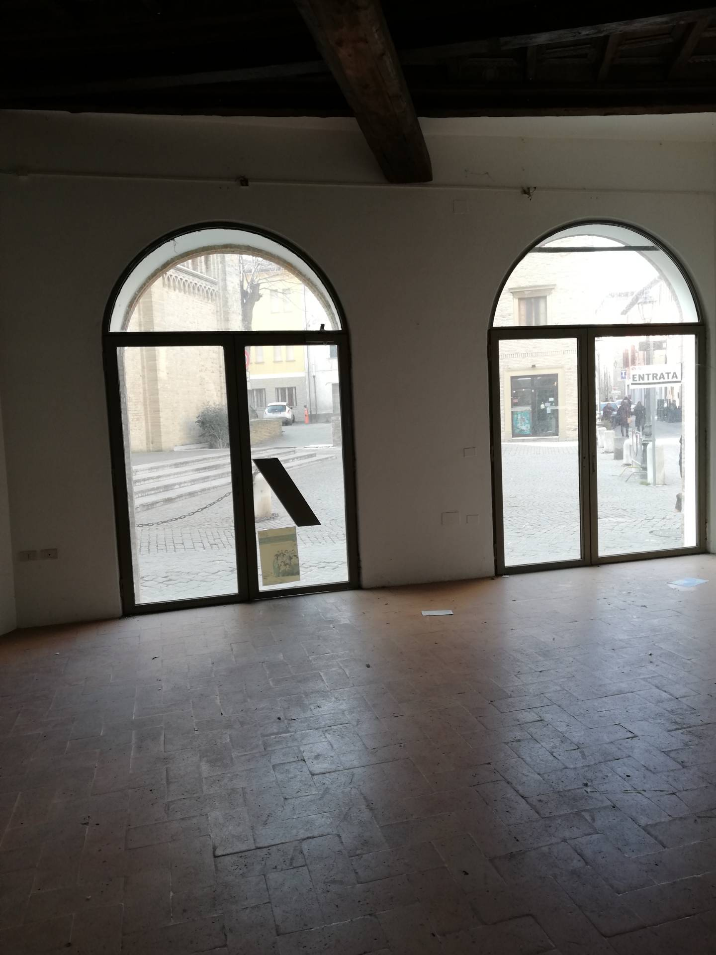 Locale commerciale in vendita a Fano