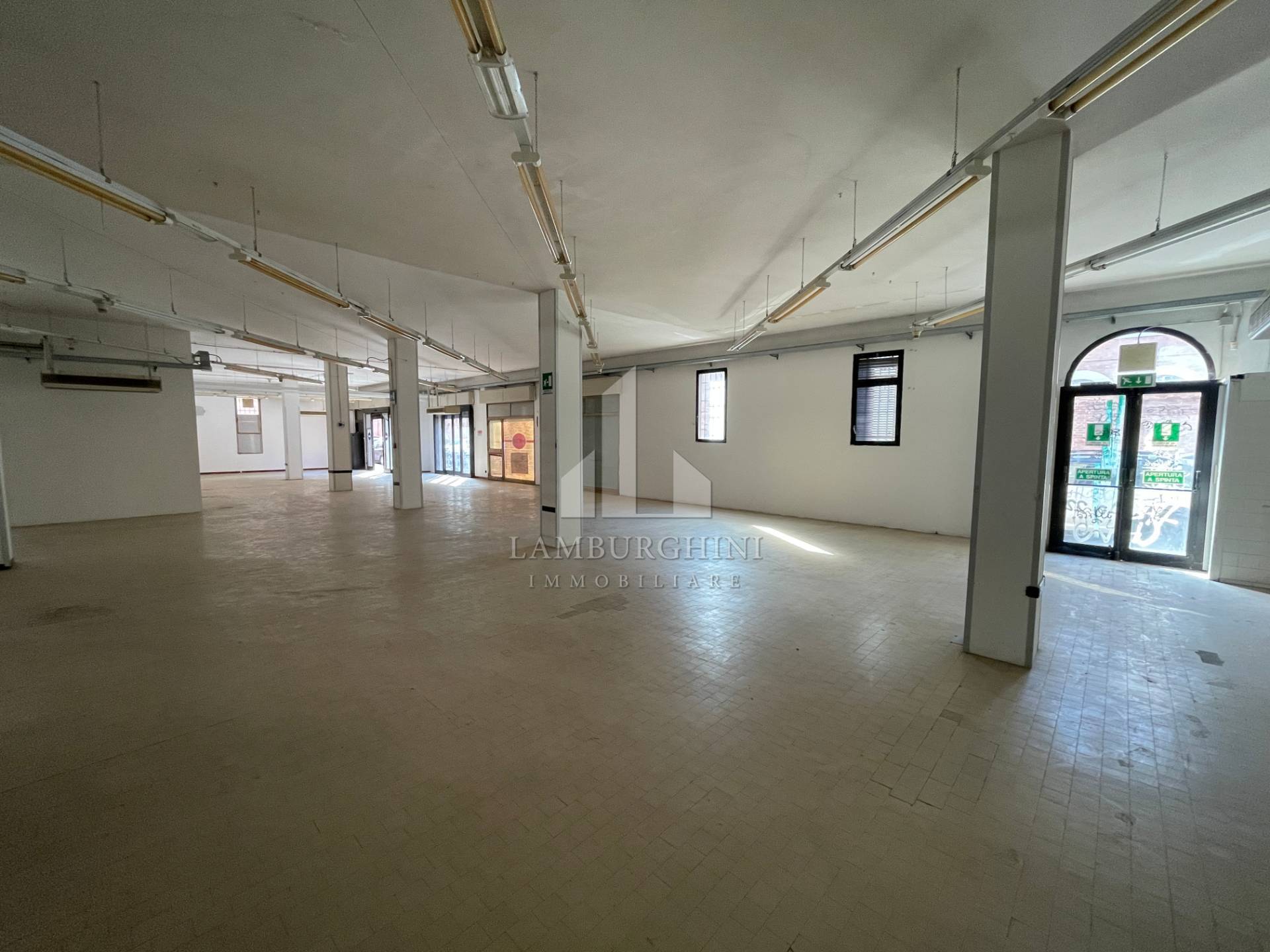 Locale commerciale in affitto a Ferrara, Centro storico