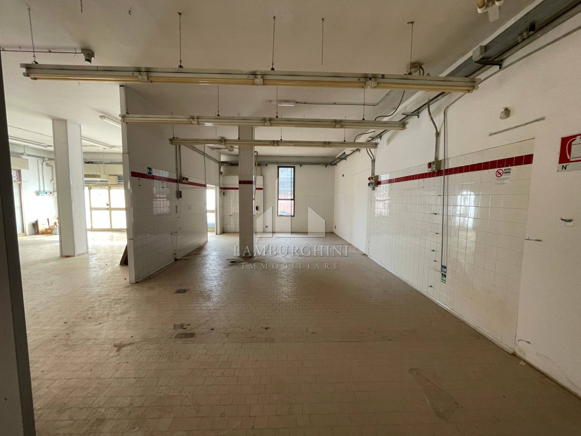 Locale commerciale in affitto a Ferrara, Centro storico