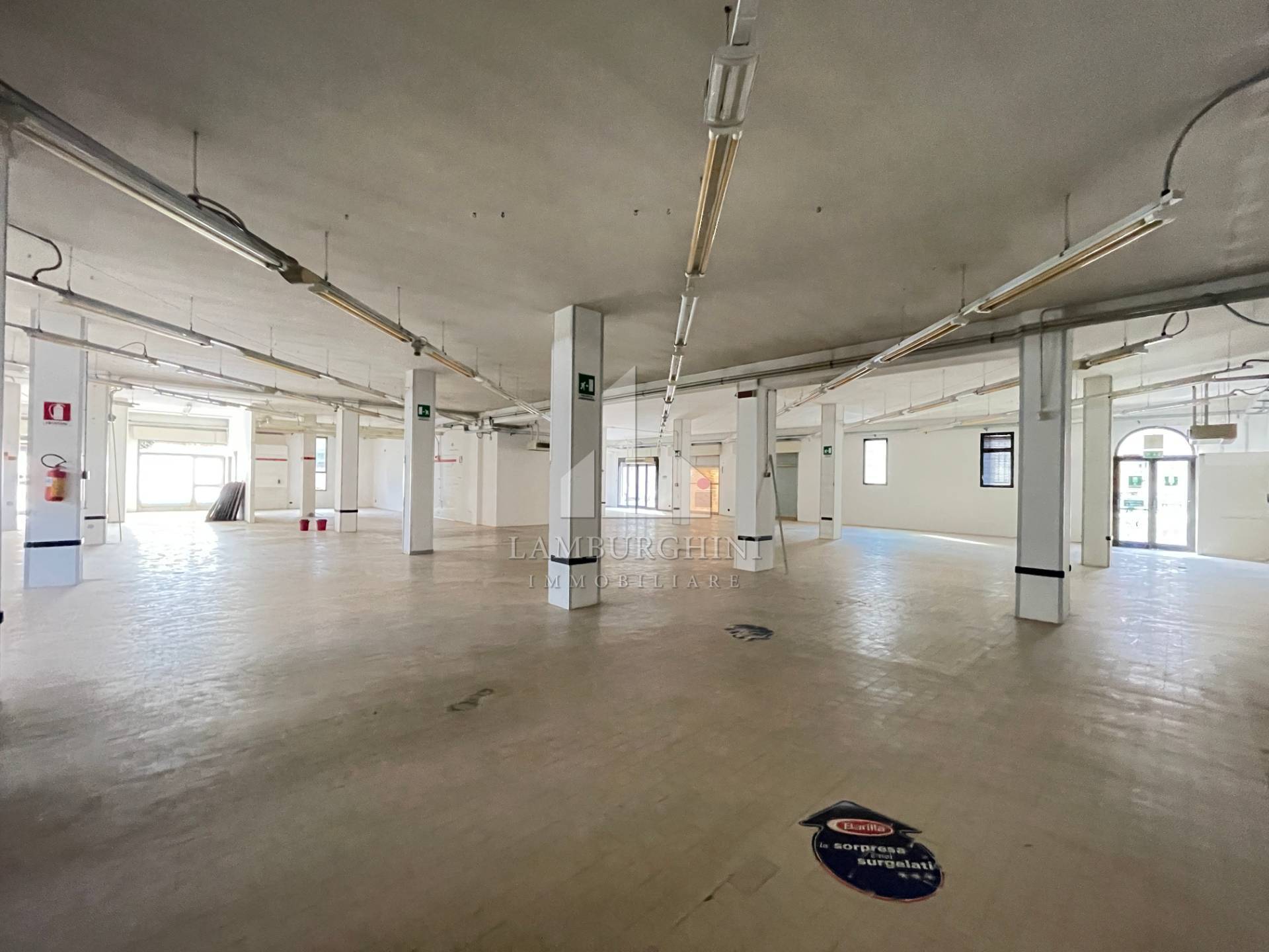 Locale commerciale in affitto a Ferrara, Centro storico