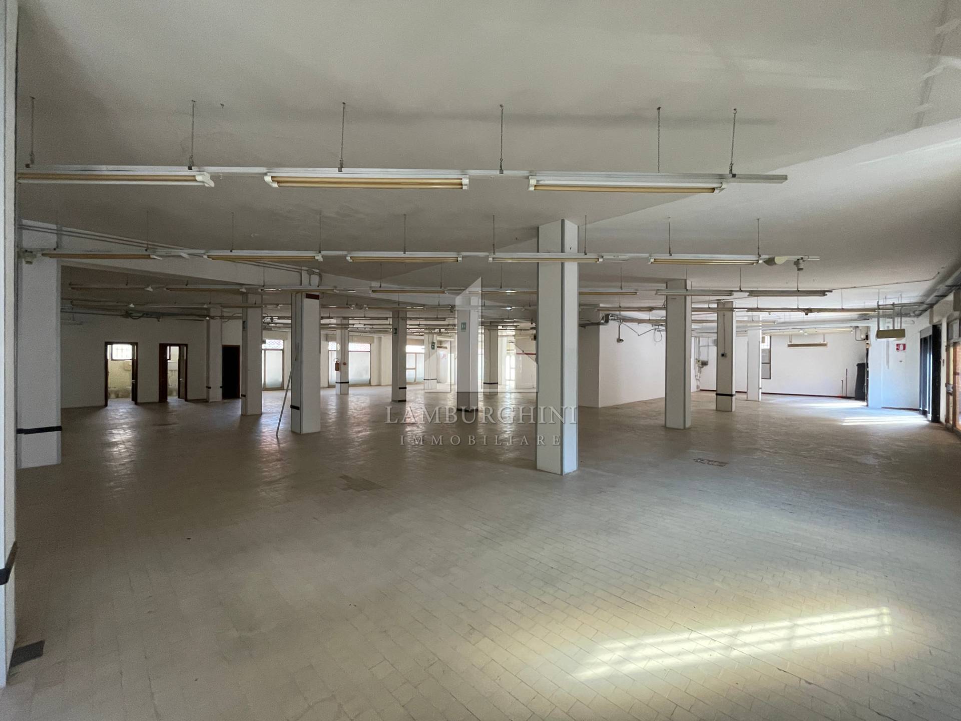 Locale commerciale in affitto a Ferrara, Centro storico