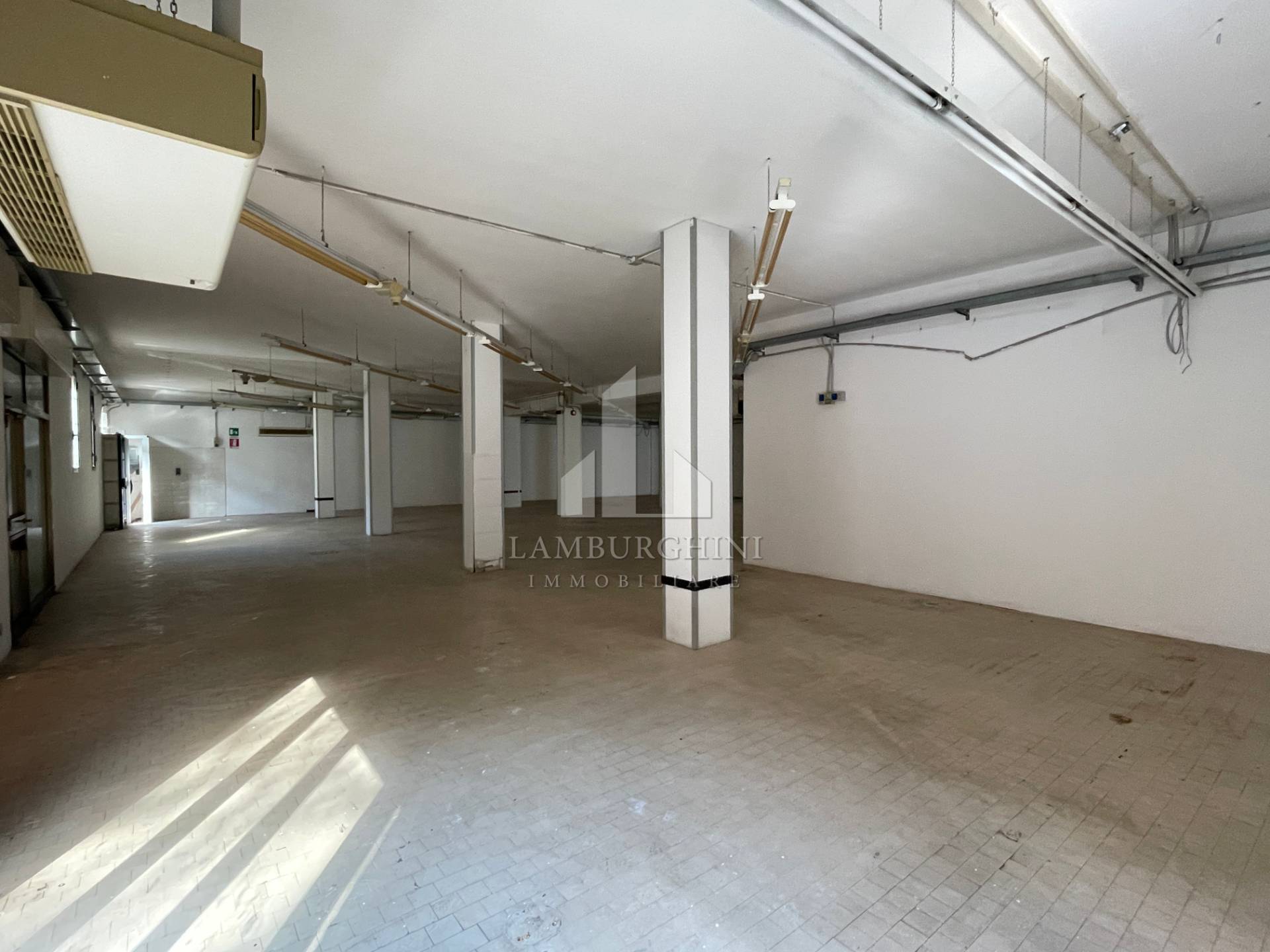 Locale commerciale in affitto a Ferrara, Centro storico