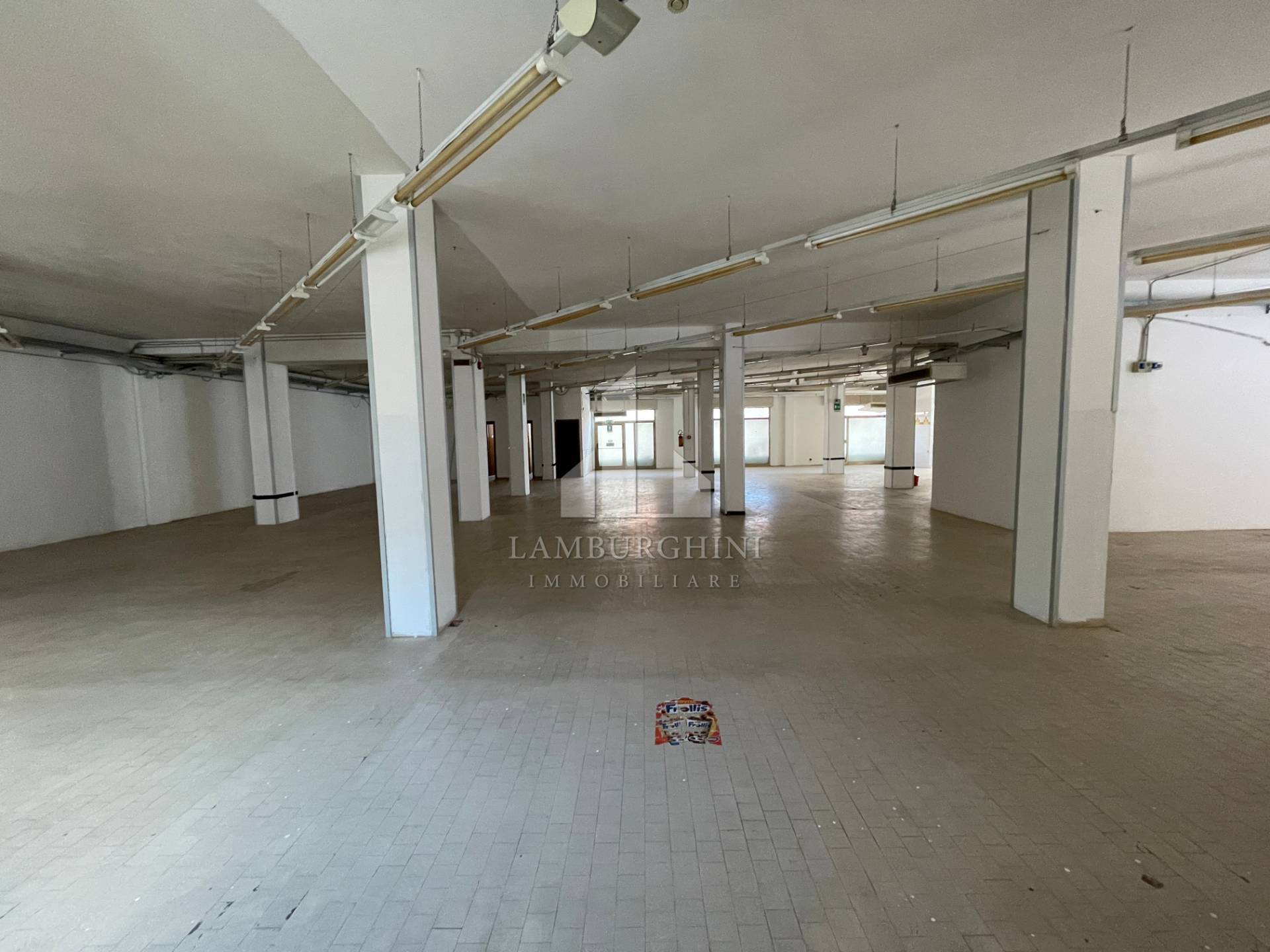 Locale commerciale in affitto a Ferrara, Centro storico