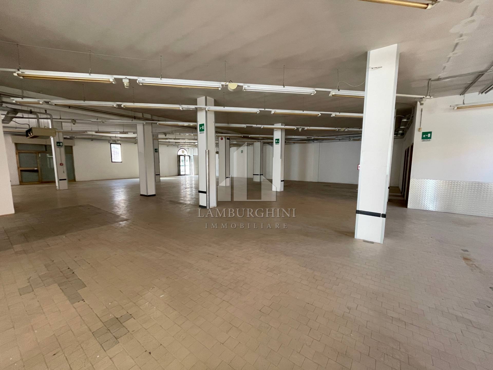 Locale commerciale in affitto a Ferrara, Centro storico