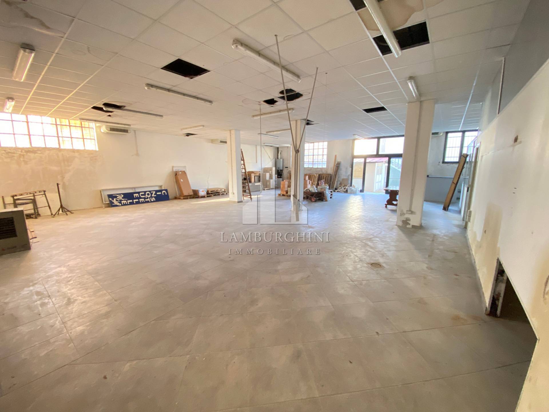 Negozio in affitto a Ferrara