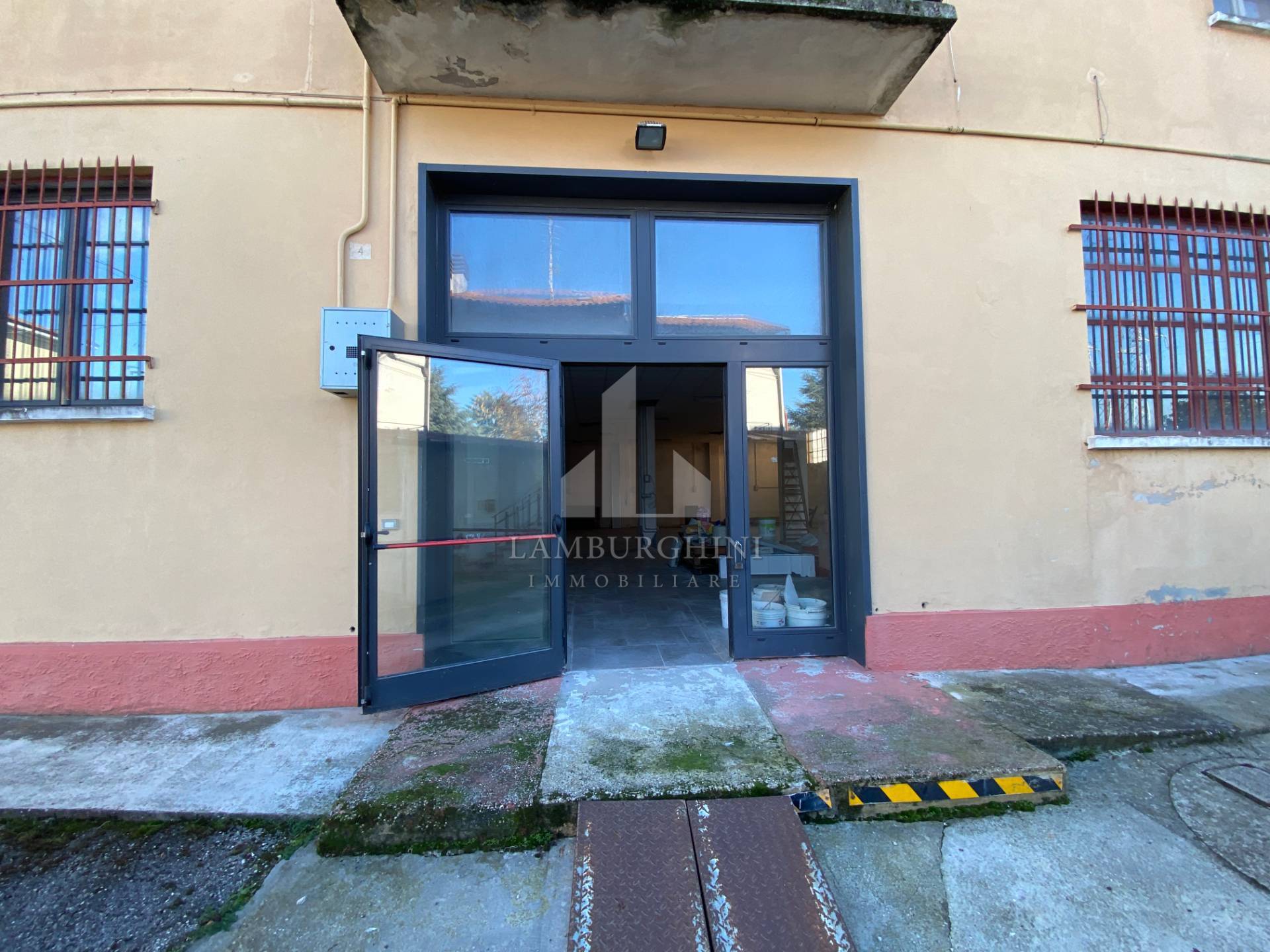 Negozio in affitto a Ferrara