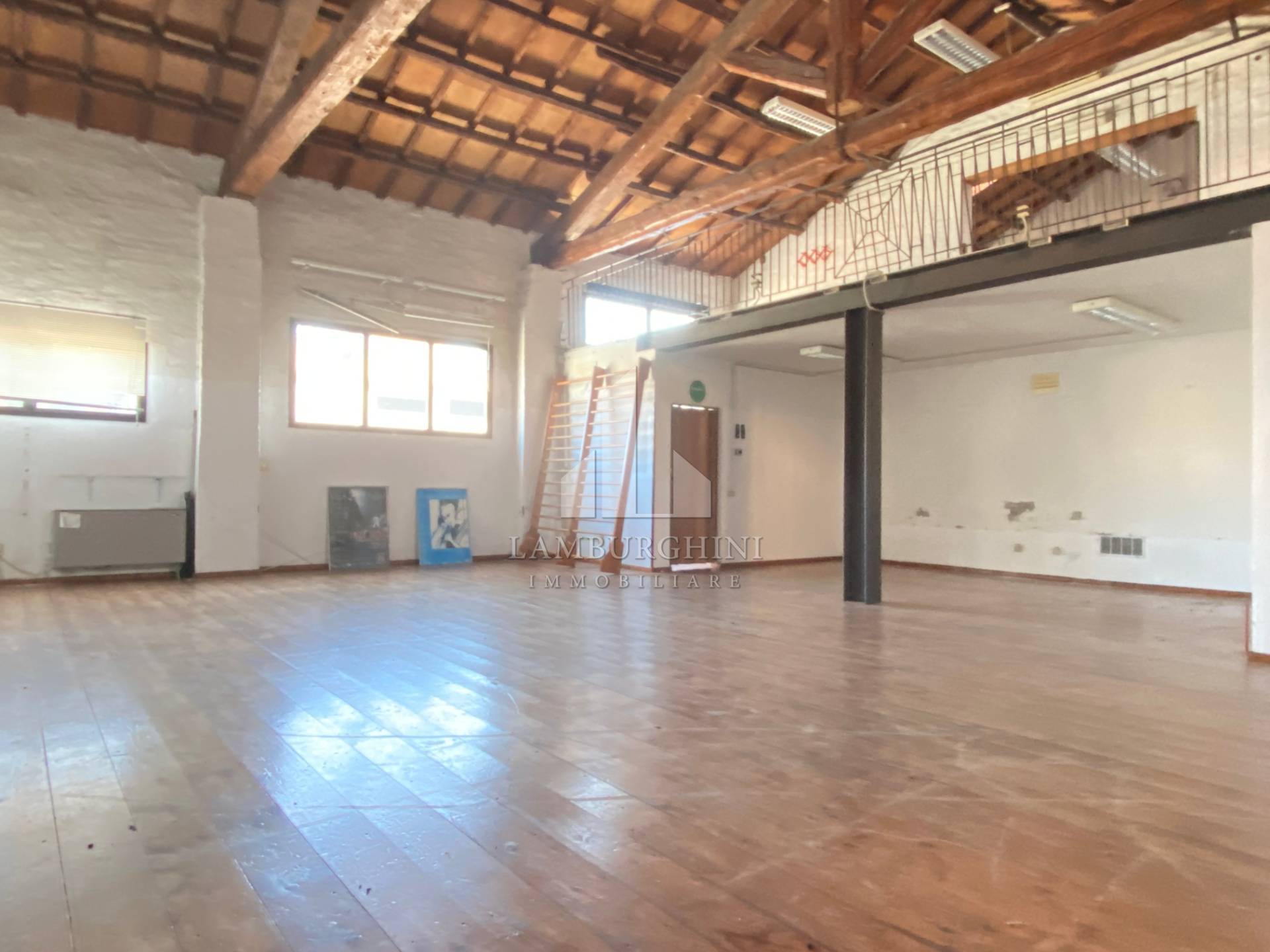 Locale commerciale in vendita a Ferrara, Borgo Punta