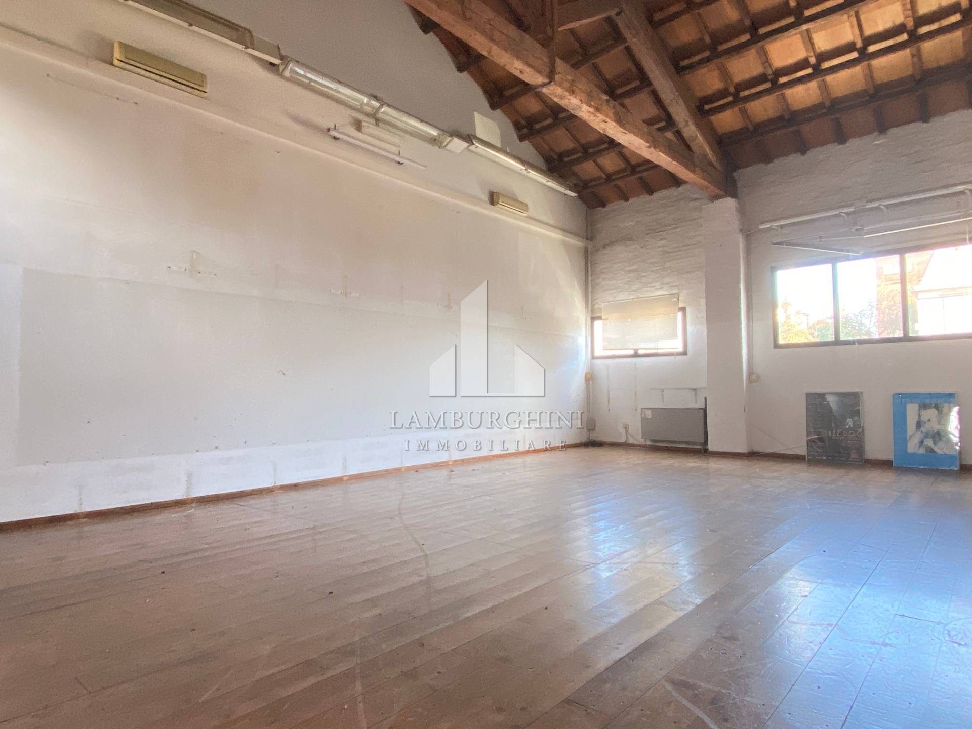 Locale commerciale in vendita a Ferrara, Borgo Punta