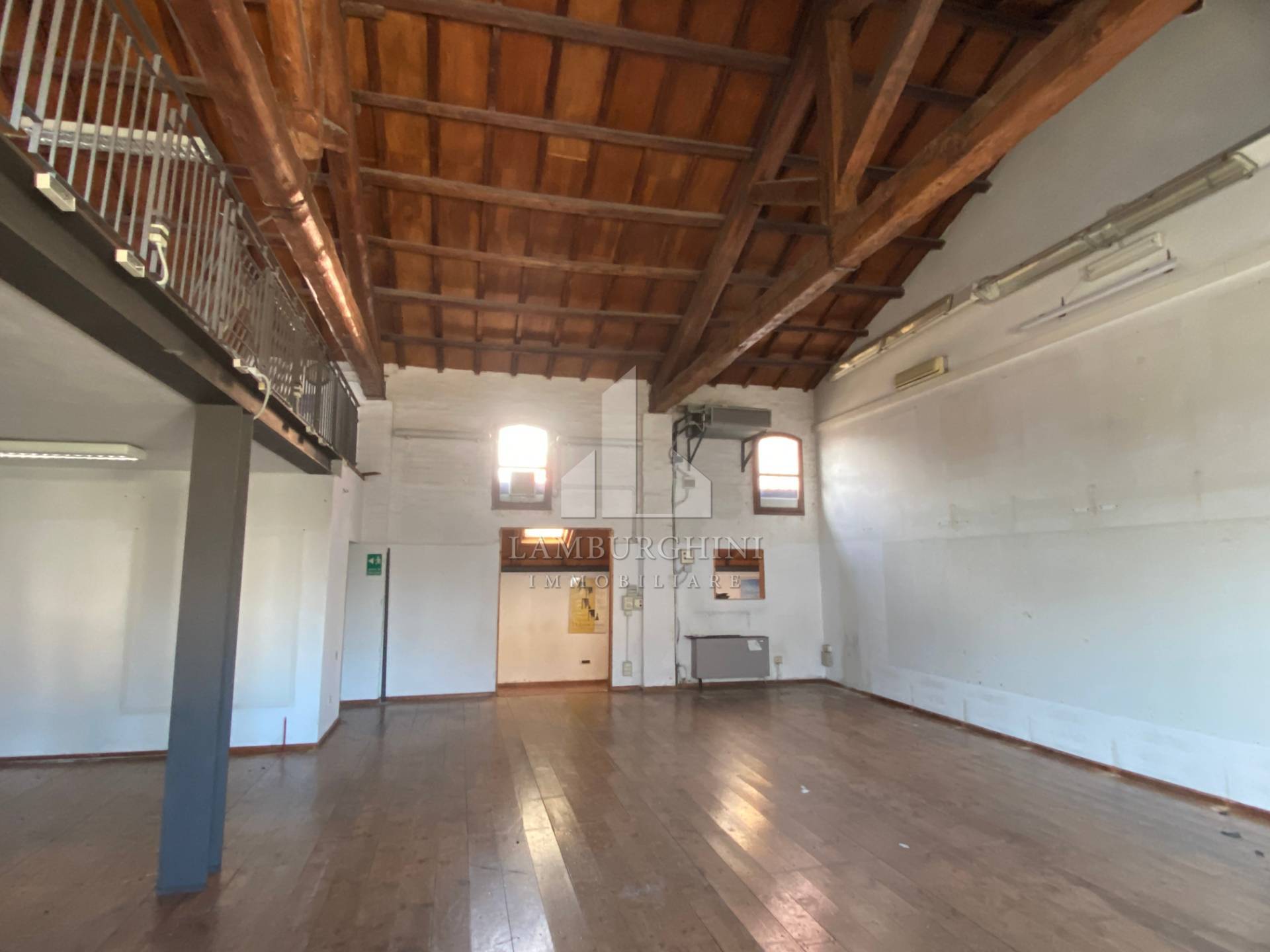 Locale commerciale in vendita a Ferrara, Borgo Punta