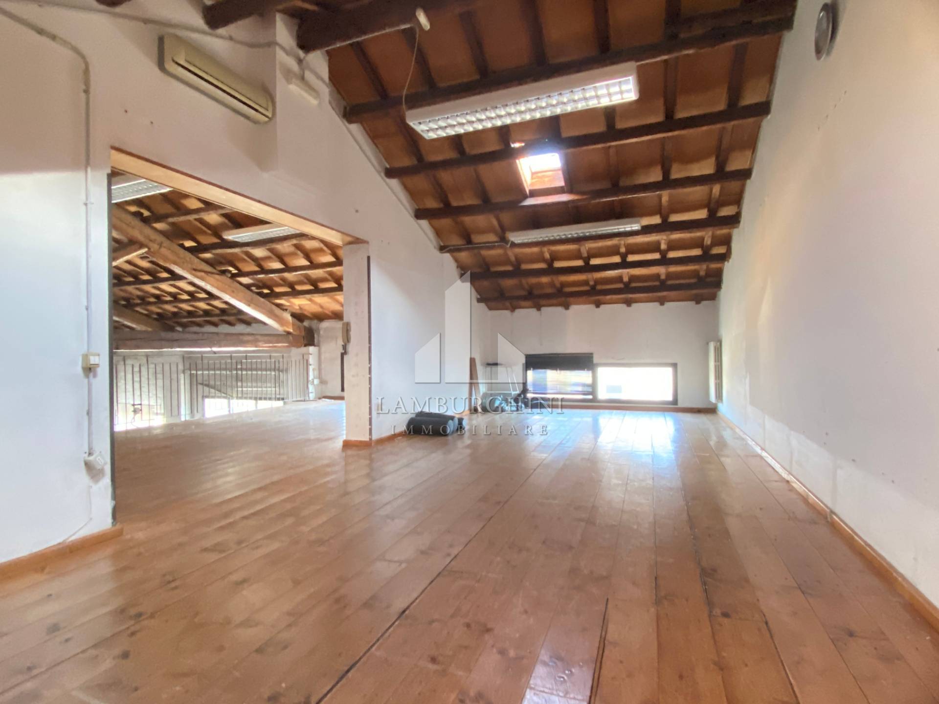 Locale commerciale in vendita a Ferrara, Borgo Punta