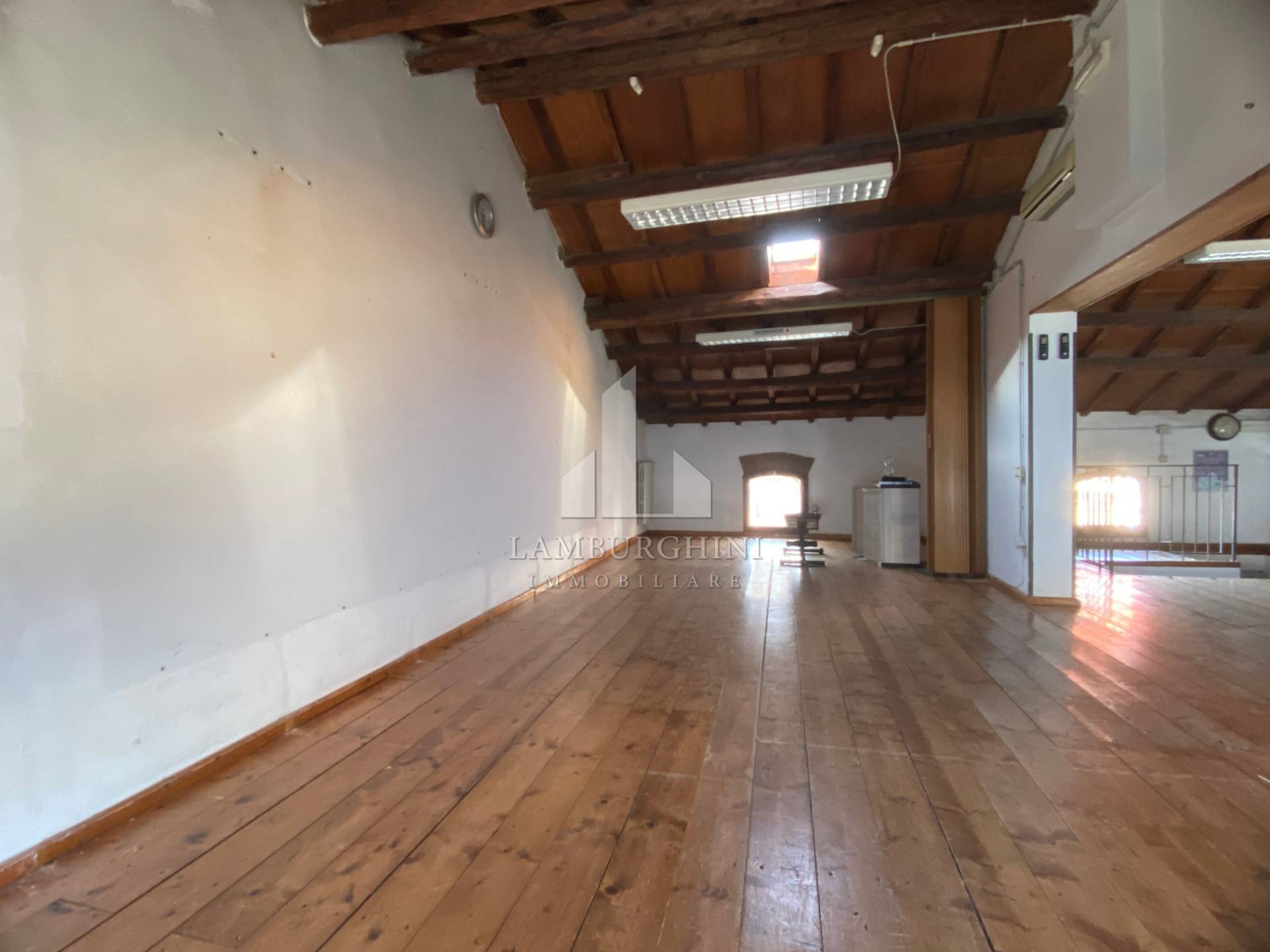 Locale commerciale in vendita a Ferrara, Borgo Punta