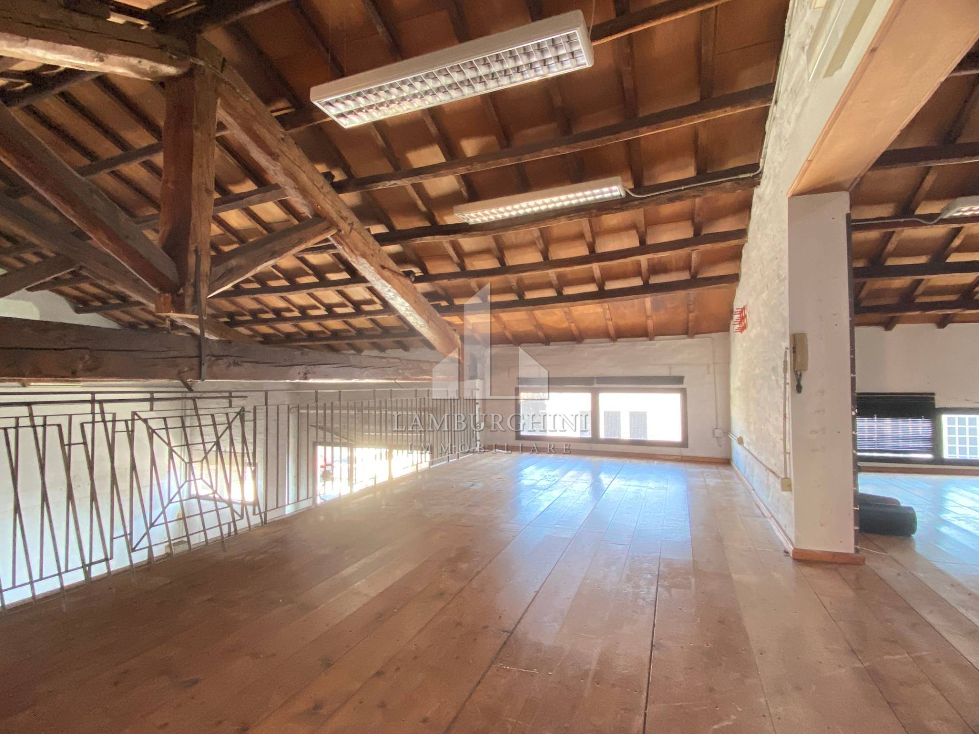 Locale commerciale in vendita a Ferrara, Borgo Punta