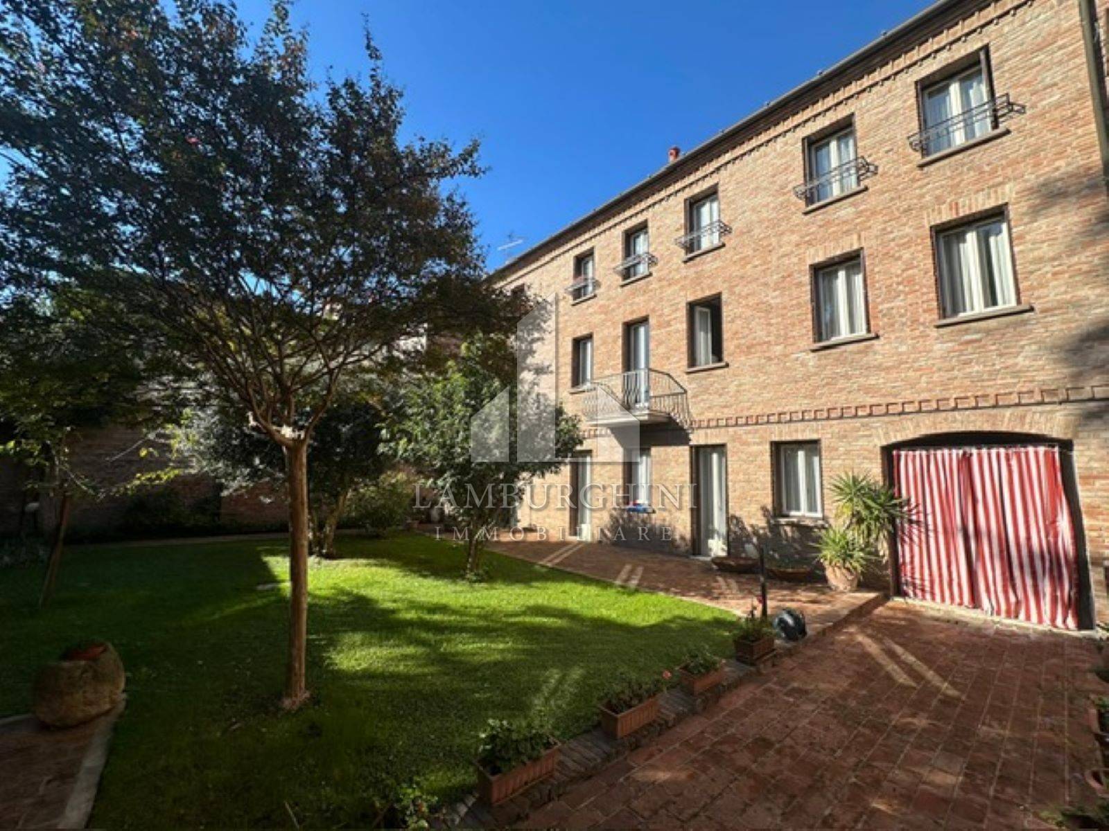 Palazzo in vendita a Ferrara, Entro Mura