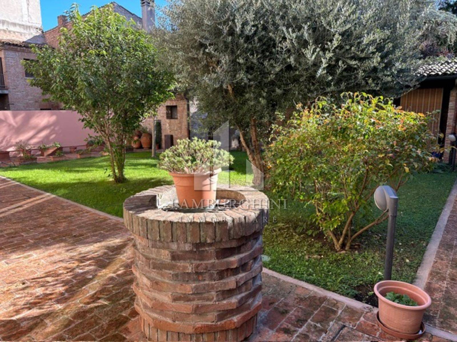 Palazzo in vendita a Ferrara, Entro Mura