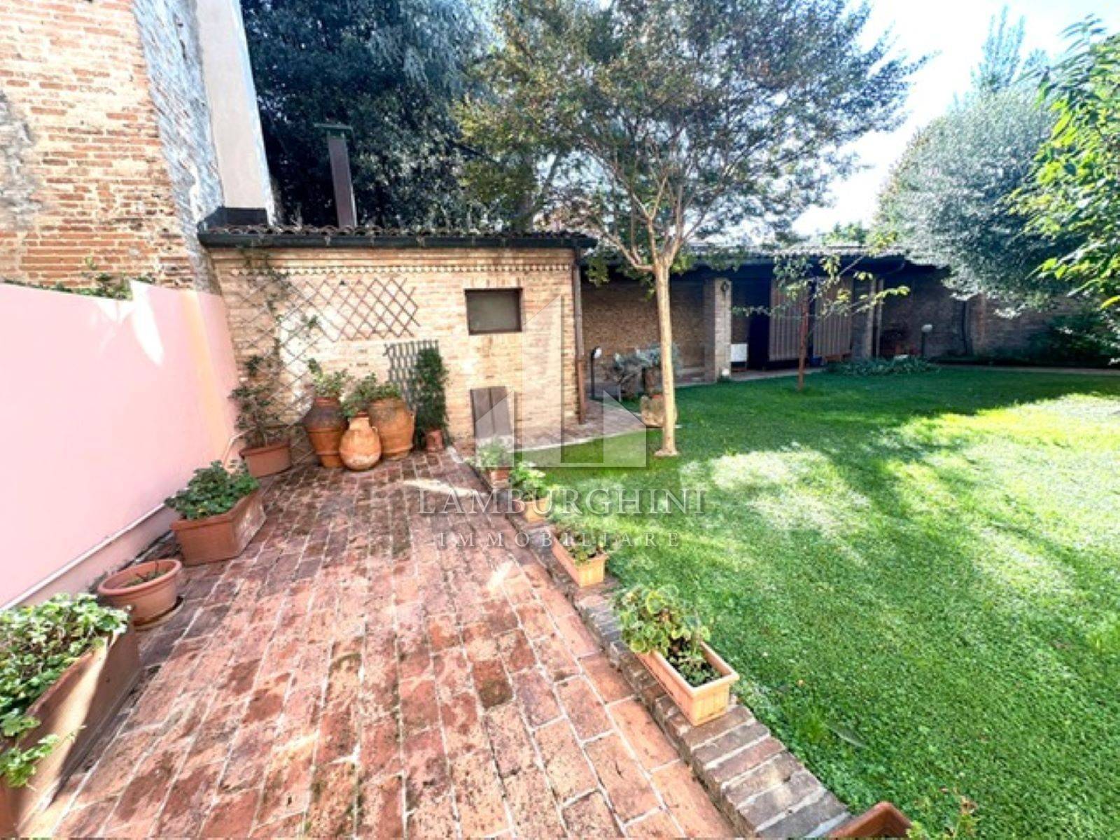 Palazzo in vendita a Ferrara, Entro Mura