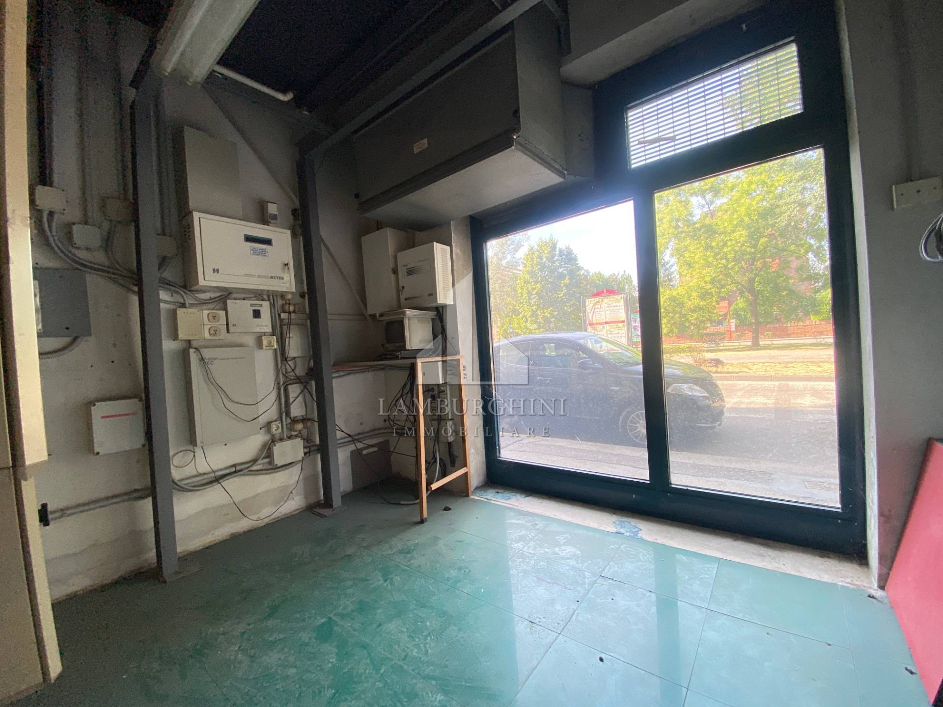Negozio in vendita a Ferrara, Entro Mura