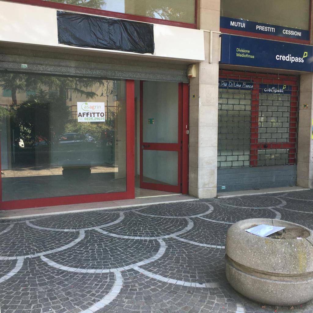 Locale commerciale in affitto a Avellino