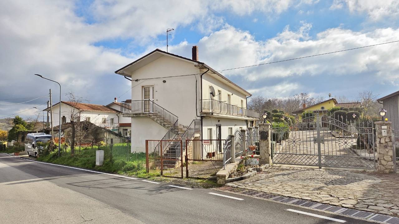 Casa Indipendente in vendita a Vallesaccarda