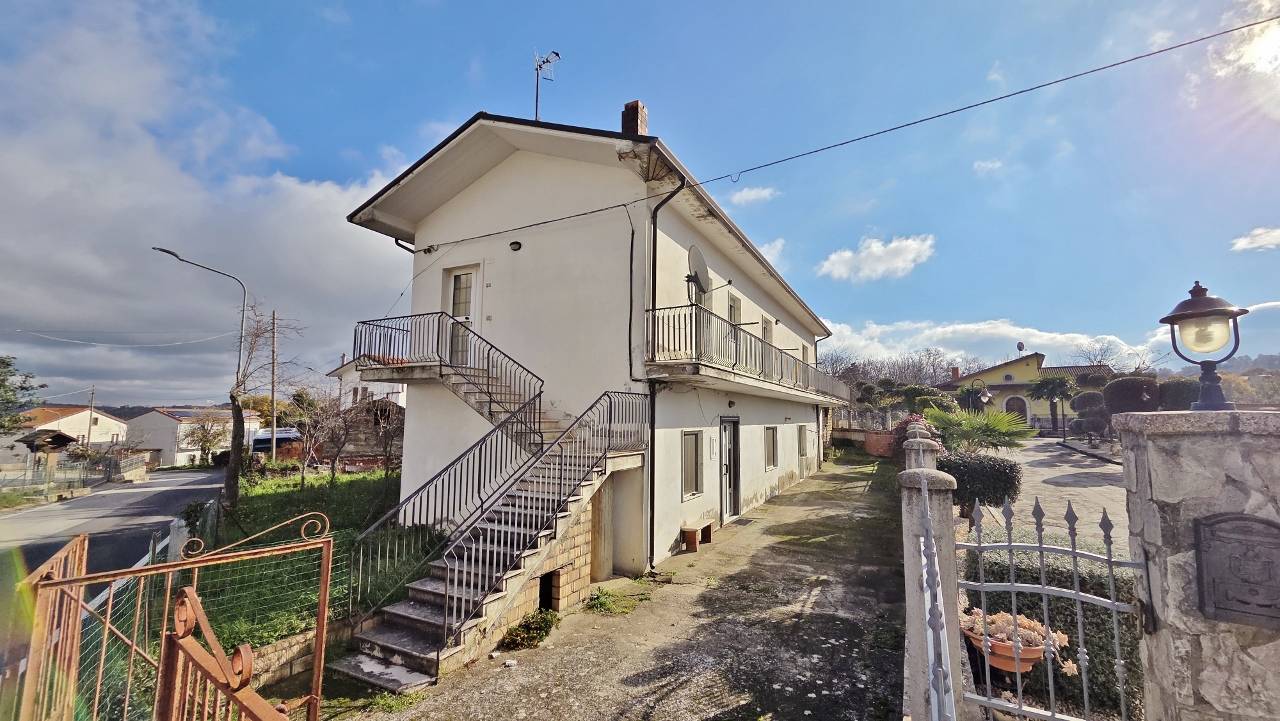 Casa Indipendente in vendita a Vallesaccarda