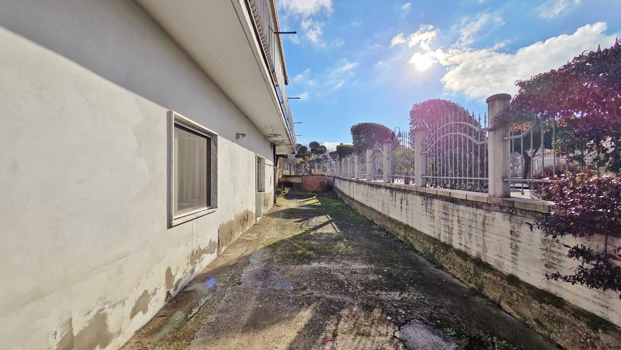 Casa Indipendente in vendita a Vallesaccarda