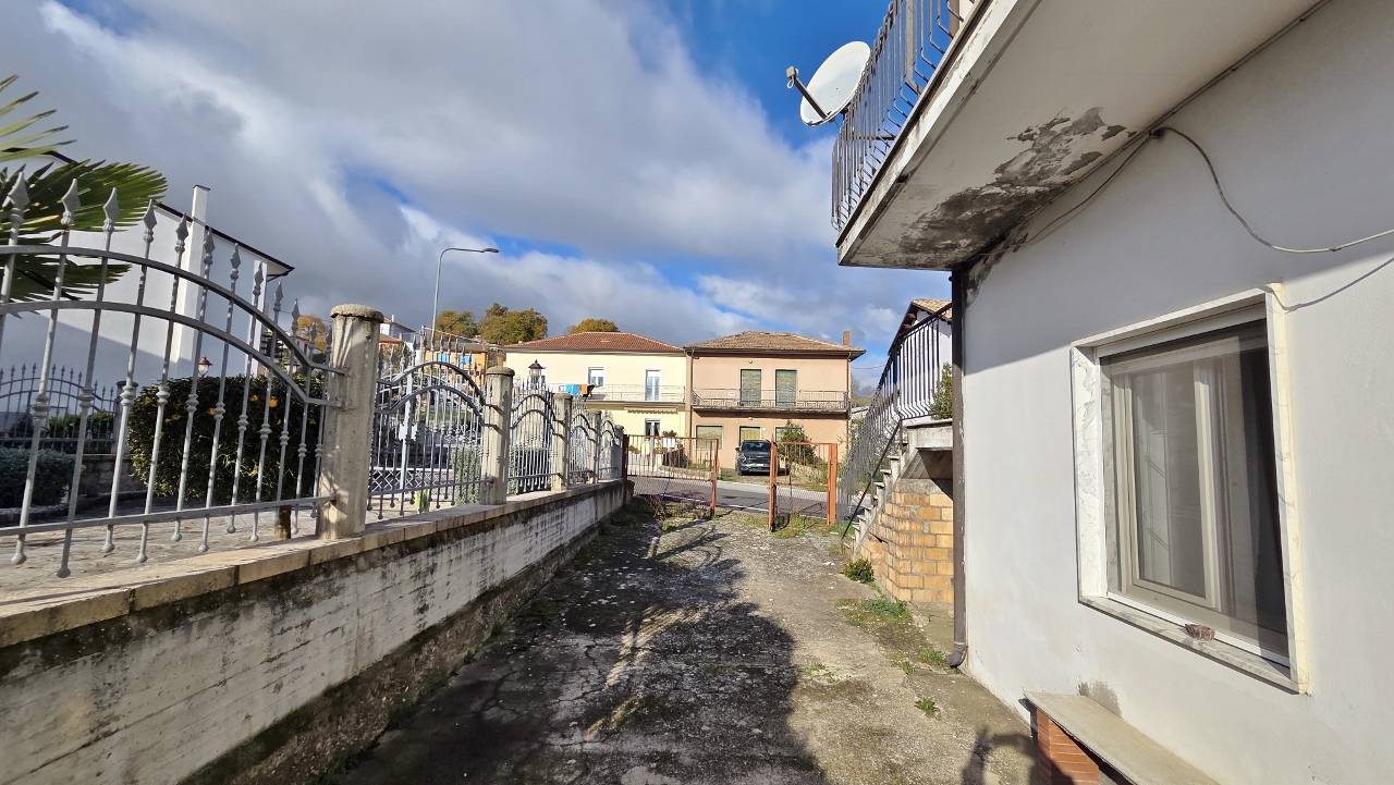 Casa Indipendente in vendita a Vallesaccarda
