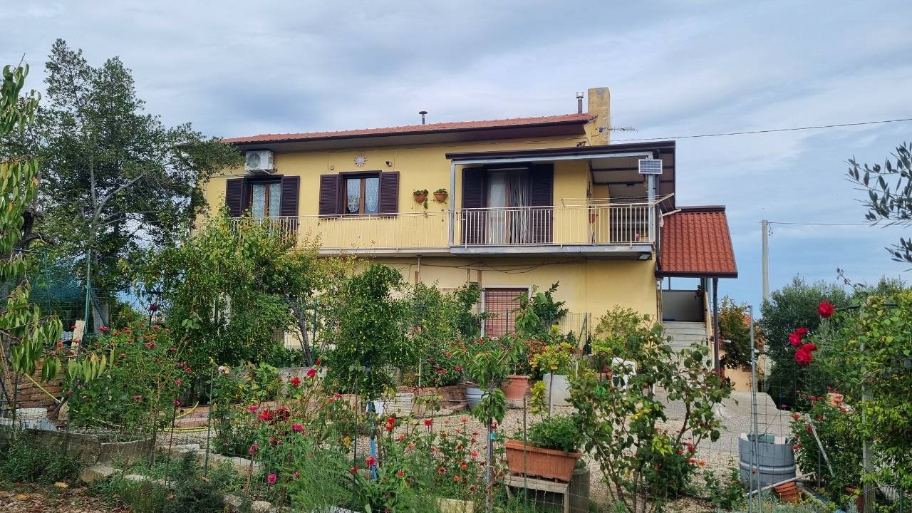 appartamento con giardino in vendita a Frigento