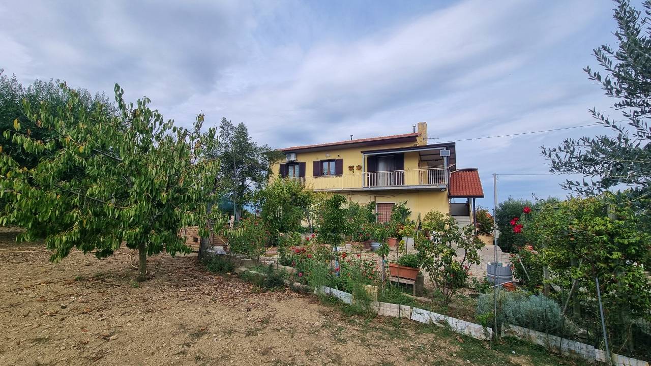 appartamento con giardino in vendita a Frigento