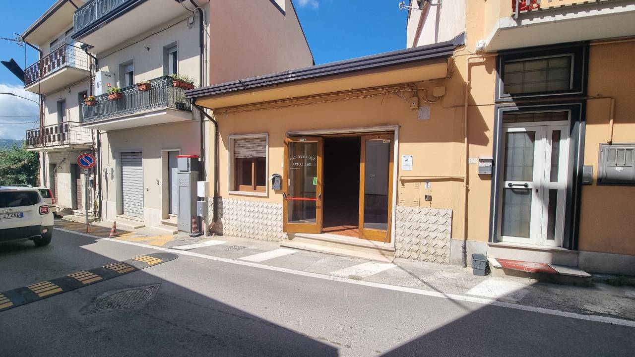 Locale commerciale in affitto a Grottaminarda