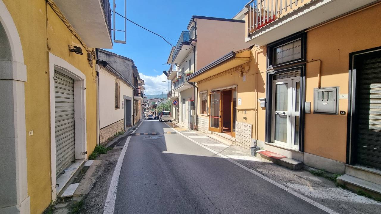 Locale commerciale in affitto a Grottaminarda