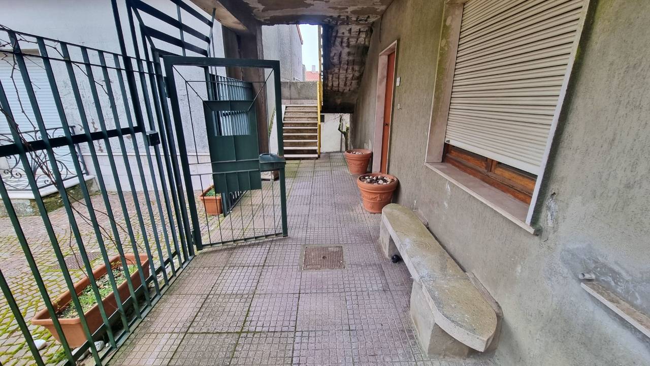 appartamento con terrazzo in vendita a Trevico