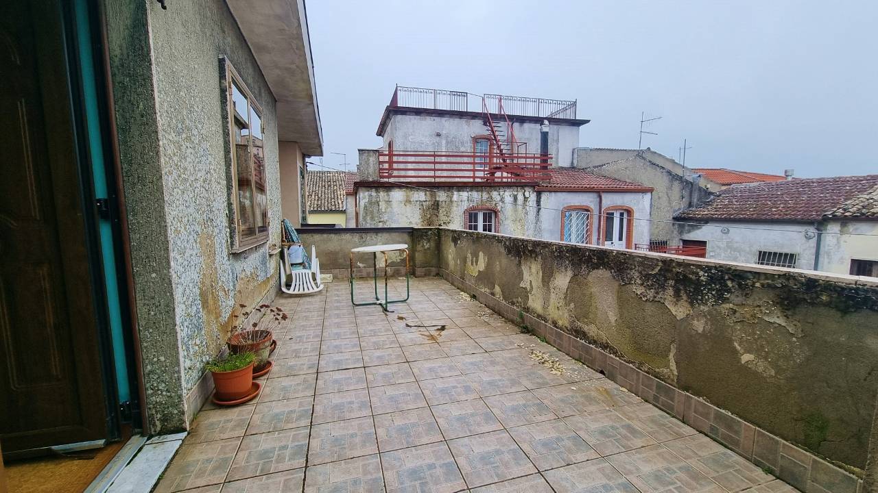 appartamento con terrazzo in vendita a Trevico