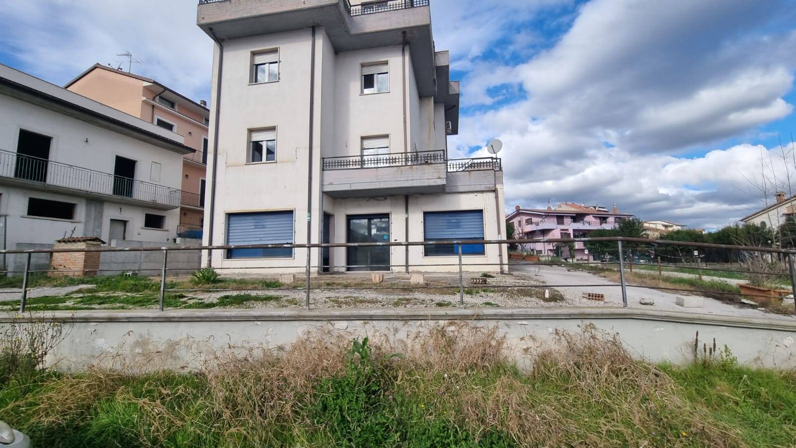 Locale commerciale in affitto a Grottaminarda