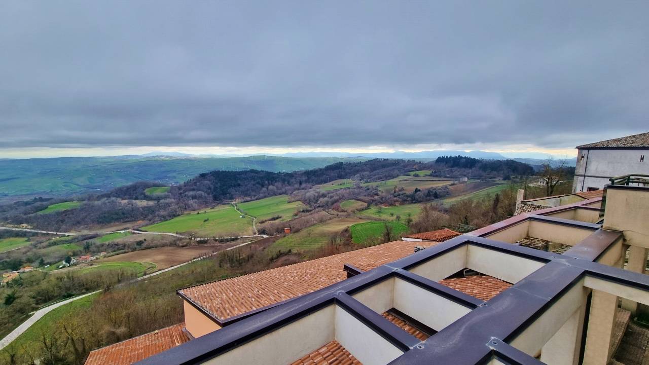 appartamento con terrazzo in vendita a Trevico