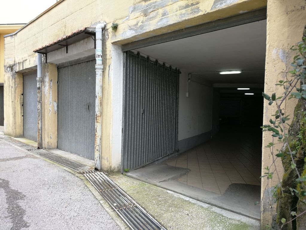Box/ Posto auto in vendita a Avellino