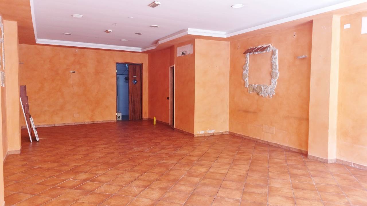 Locale commerciale in affitto a Grottaminarda