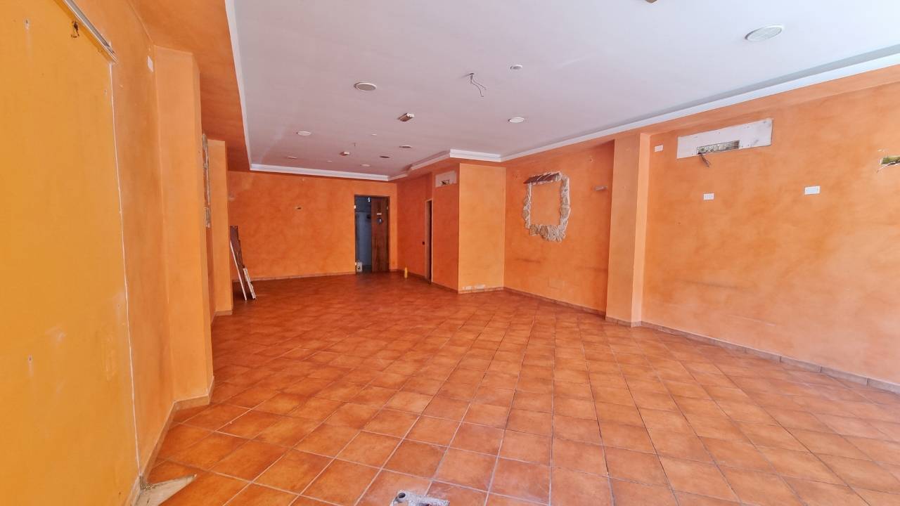 Locale commerciale in affitto a Grottaminarda