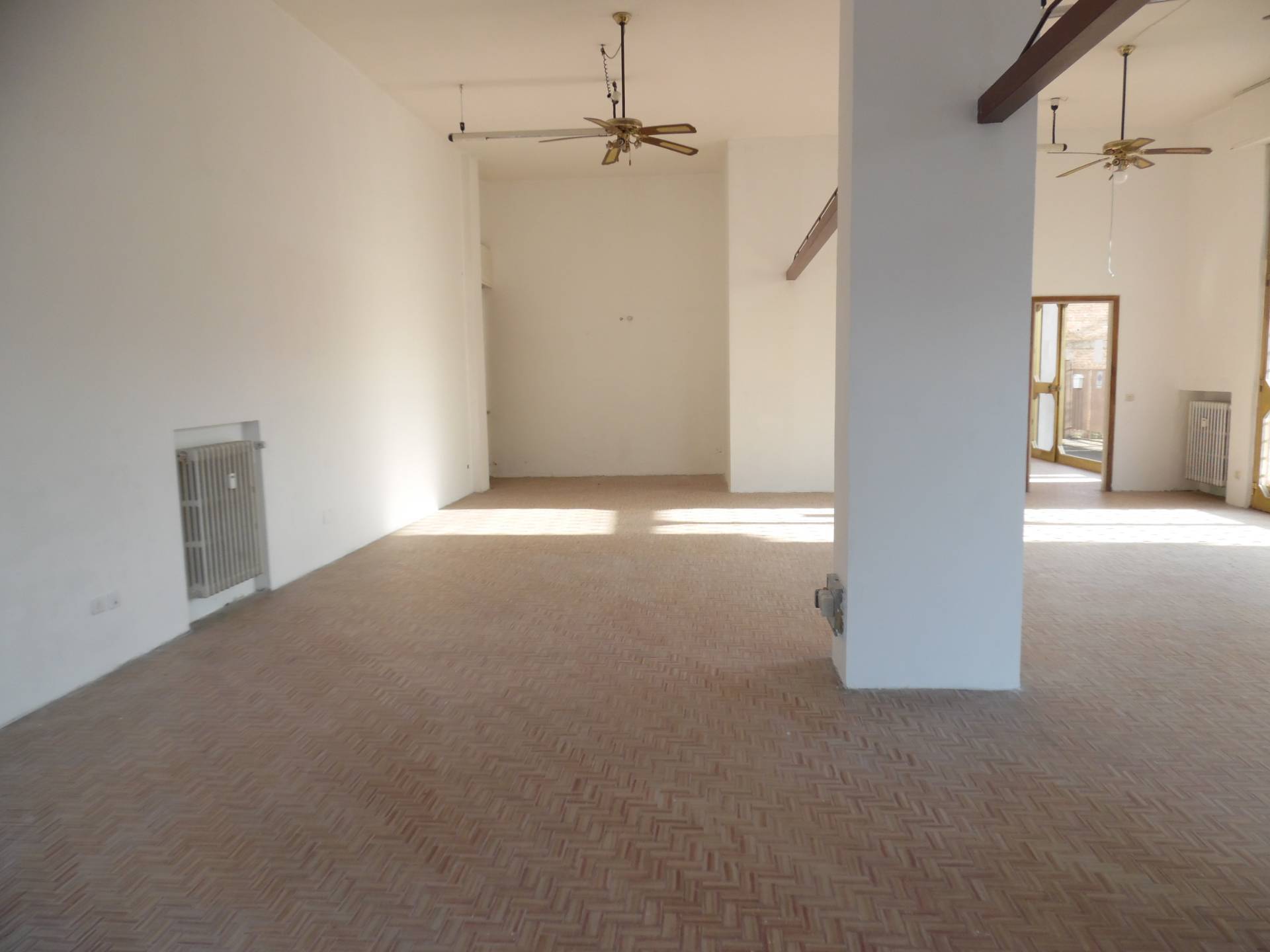 Locale commerciale in affitto a Voghera