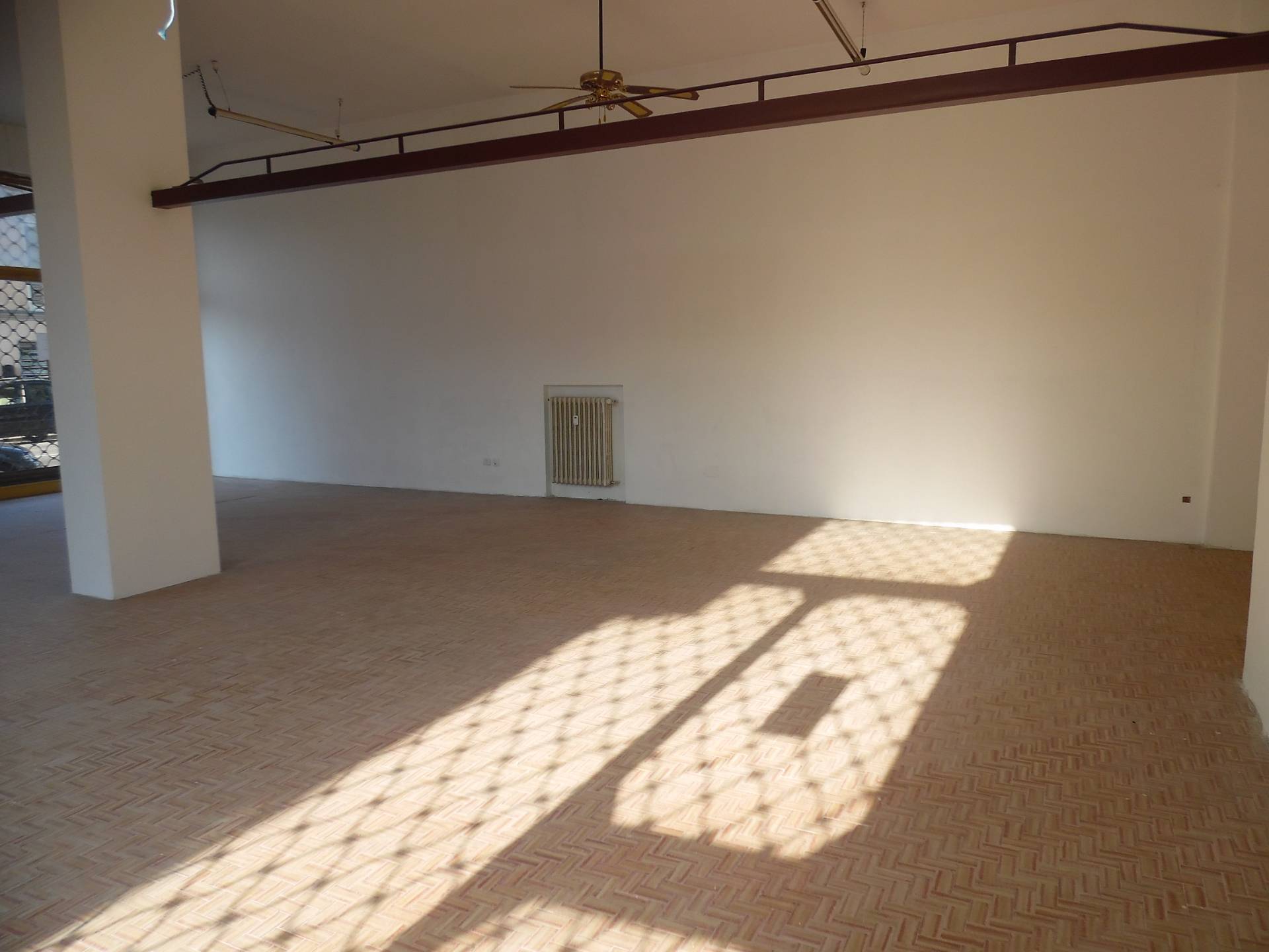 Locale commerciale in affitto a Voghera