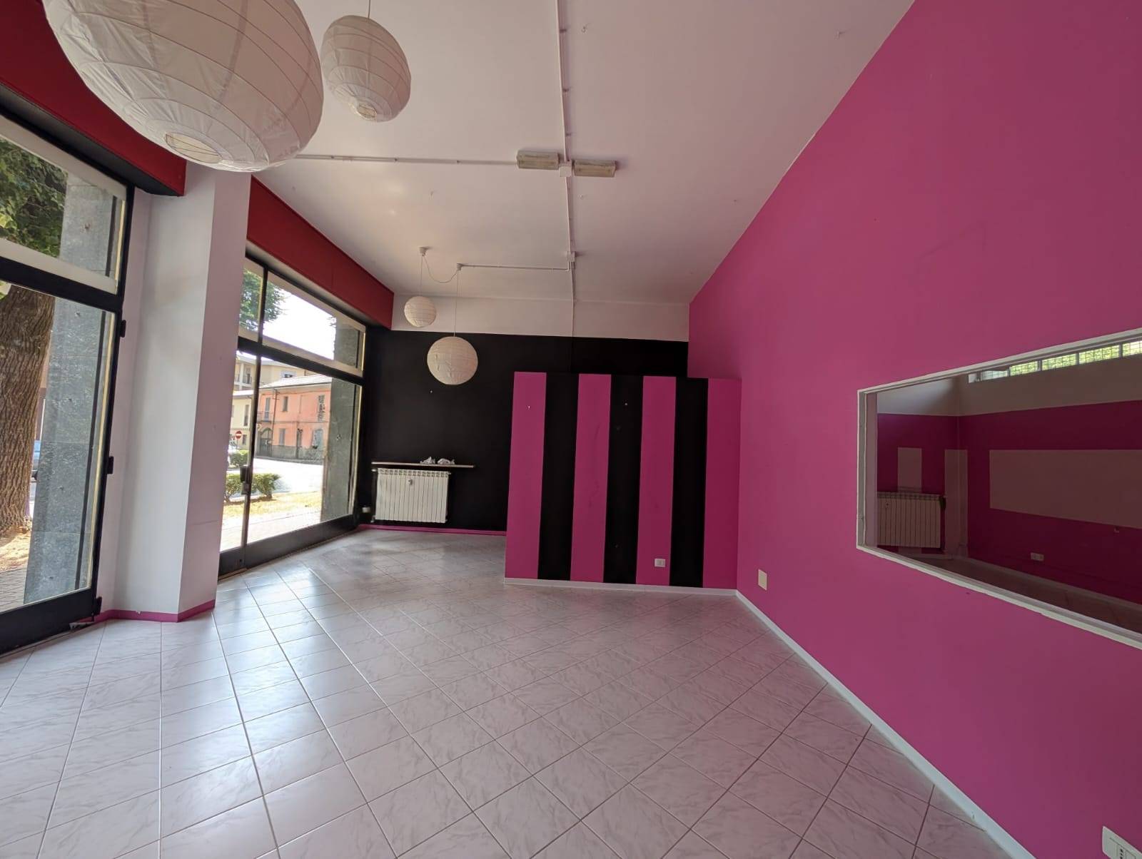 Locale commerciale in affitto a Voghera